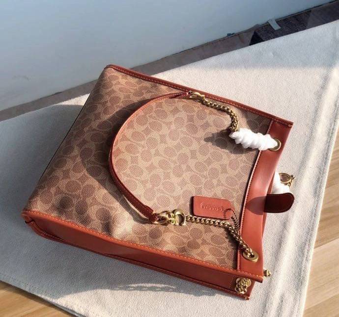 Coach women totes bag C6620 คอลเลคชั่นใหม่ล่าสุด กระเป๋าสะพายทรงโท้ท ดีไซน์คลาสสิคใช้งานได้บ่อยหลากหลายโอกาส ภายในกระเป๋าเป็นช่องโล่ง ใส่ของสำคัญได้ครบ สายสะพายหนังสลับโซ่ อัพความหรูไปอีก สะพายใบนี้บอกเลยว่าไม่ซ้ำใคร ถ่ายรูปสวย ไปเที่ยวคาเฟ่ชิคๆ รับรองได้