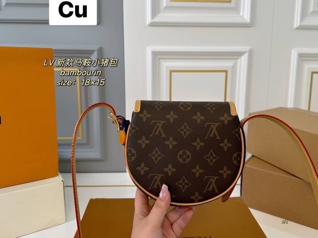 LV Tambourine Monogram Crossbody Bag กระเป๋าสะพายทรงสวย ดีไซน์คลาสสิควินเทจ งานหนังแคนวาสตัดสลับหนัง สายสะพายในตัวปรับได้ ถือเป็น clutch ออกงานก็ได้ ดูแพงมากๆ