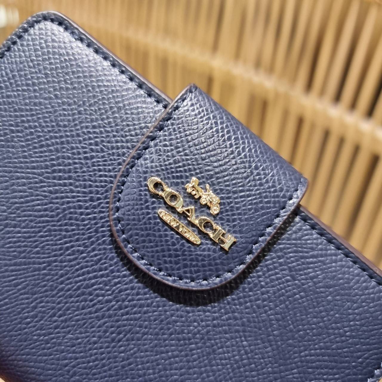 COACH 6390 MEDIUM CORNER ZIP WALLET เดอะเบสท์รุ่นที่สาวๆตามหา!! ดีไซน์ใหม่ สวยสะกด!! กระเป๋าสตางค์ใบกลาง สีคลาสสิค เรียบแต่แฝงความหรู บอกเลยว่ามันละมุนมาก!! ด้วยวัสดุหนัง crossgrain ที่ดูแลรักษาง่าย และยังดูผู้ดี ถือใช้แล้วขับผิวทุกสี ภายในมีช่องใส่บัตรแล