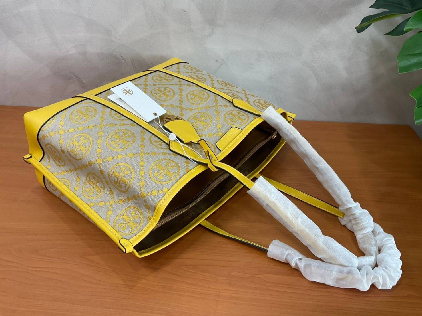 TORY BURCH T MONOGRAM TRIPLE - COMPARTMENT TOTE กระเป๋า/สะพายไหล่ทรง SHOPPING BAG วัสดุผ้าผ้าแคสวาสปักลายสัญลักษณ์แบรนด์ ตั้งอยู่ทรง สวยหรู ดูแพง จุของได้เยอะมาก ภายในแยกเป็น 2 ช่องหลัก 1 ช่องซิปตรงกลาง แบ่งเป็นสัดส่วนใช้งาน