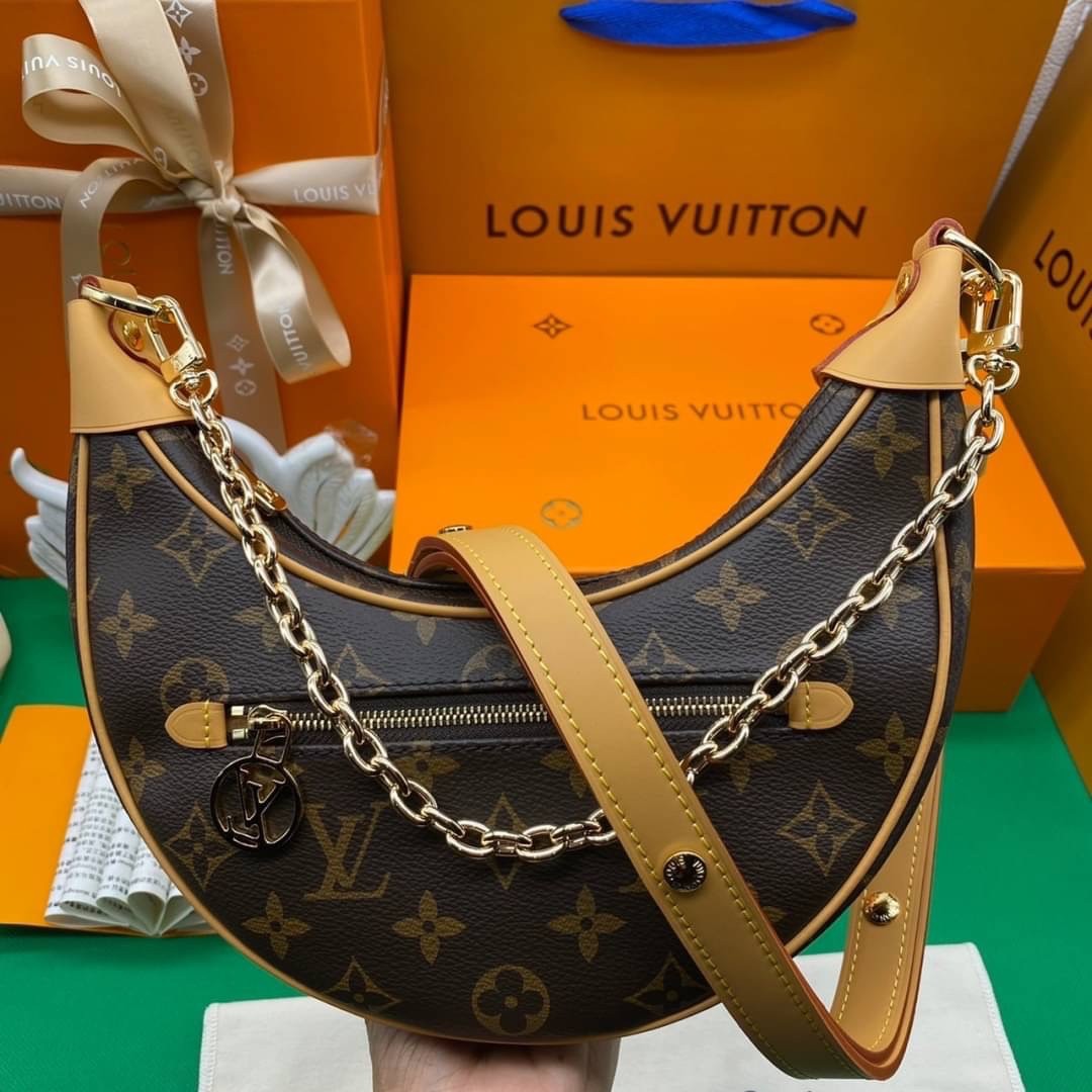 หนังแท้ LOUIS VUITTON LOOP BAG / LV MONOGRAM LOOP พร้อมส่งที่ไทย กระเป๋าสะพายรูปทรงกะทัดรัดและสายโซ่สำหรับสะพายไหล่ รวมถึงสายหนังแบบสะพายข้าง กระเป๋าซิปด้านหน้าปิดด้วยตัวดึงซิป LV Circle งานหนังแท้ทั้งใบ ออริจินอลเกรด ภาพสินค้าถ่ายจากงานขายจริง ใช้งานต่าง