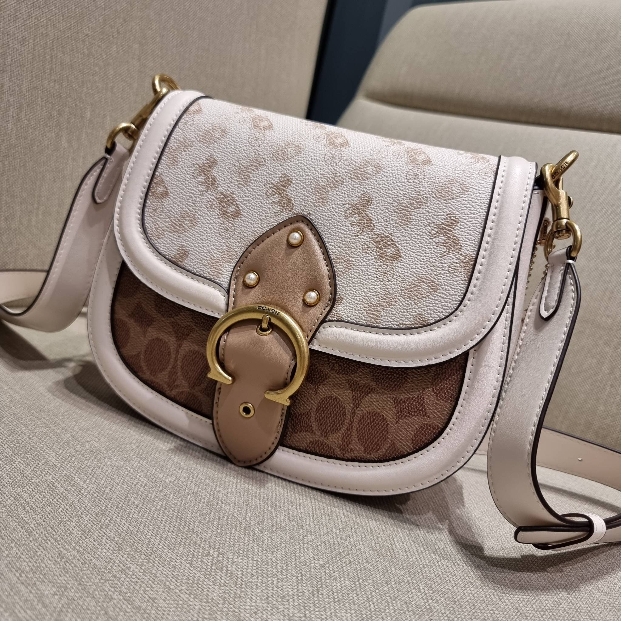 COACH C3837 BEAT SADDLE BAG WITH HORSE AND CARRIAGE PRINT The best item! ที่สาวๆรอคอย! ฮอตไฟลุก! สีหายาก ละมุนคุณหนู คอลเลคชั่นใหม่ ดีไซน์หรูหรา พิเศษมากๆมาพร้อมสายสะพาย 2 เส้น ใช้คู่กันหรือแยกสะพายก็สวยครบสูตร กระเป๋าสะพายทรง saddle คลาสสิค เปิด-ปิดด้วยก