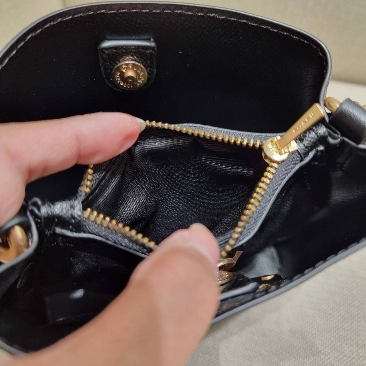 COACH MINI TOWN BUCKET BAG IN SIGNATURE CANVAS WITH VINTAGE MINI ROSE PRINT ((7270 7268 7267)) คอลเลคชั่นใหม่ล่าสุด!! น้องสาวคนสวยมาแล้วจ้า สดใสต้อนรับเทศกาลคริสต์มาส 🎅🎄 กระเป๋าบัคเก็ต ไซส์มินิ ใบจริงน่ารักม้าก!! น่าใช้แบบที่สุด วัสดุหนังแ