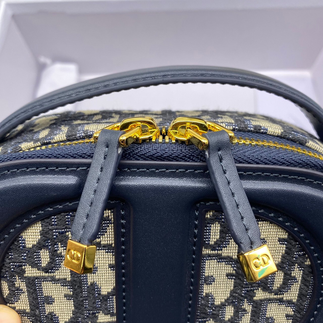 DIOR CD Signature Bag with Strap 17cm / CD OVAL CAMERA BAG / Dior Camera Bag ดีไซส์ใหม่ล่าสุด บ่งบอกถึงความหรู แต่ใช้งานได้โอกาส ใช้ได้ทั้งชายหญิง กระเป๋าสะพายทรงกล้อง ขนาดกะทัดรัด ไซส์สะพายคล่องตัว สีผู้ดีมากๆ