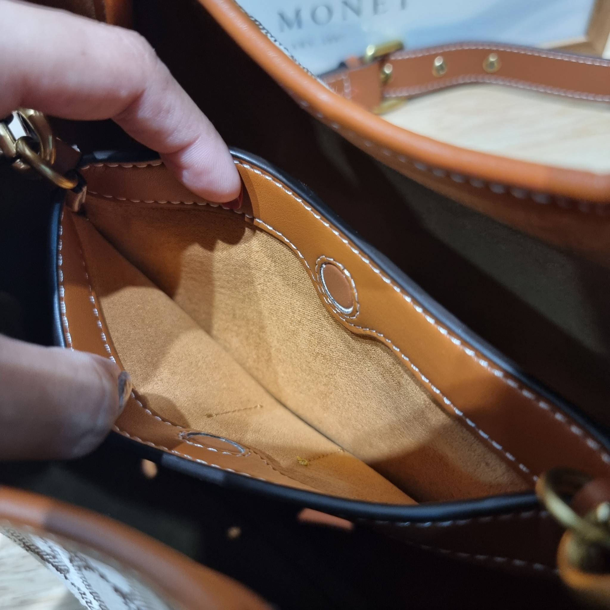 COACH LANA SHOULDER BAG 23 IN SIGNATURE JACQUARD CM550 พร้อมส่ง กระเป๋าถือ/สะพายทรงเก๋ โดดเด่นด้วยลวดลายซิกเนเจอร์บนผืนผ้าทอสวย หูจับในตัวถือสะดวก รีบช้อปได้ใช้ก่อนใครไปเลย