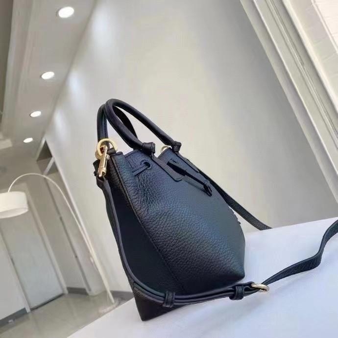 OUTLET 】TORY MCGRAW SMALL DRAWSTRING กระเป๋าถือหรือสะพายข้าง วัสดุหนังวัวแท้ อะไหล่ทอง เปิด-ปิดด้วยสายหนังรูด จะถือหรือสะพายข้างได้Crossbodyได้ น้ำหนักเบาจุของได้เยอะ ด้านหน้าประดับโลโก้แบรนด์ ด้านในมีช่องเล็กสำหรับใส่บัตรใส่ตังค์ได้ มีสายยาว ปรับสายได้ ถ