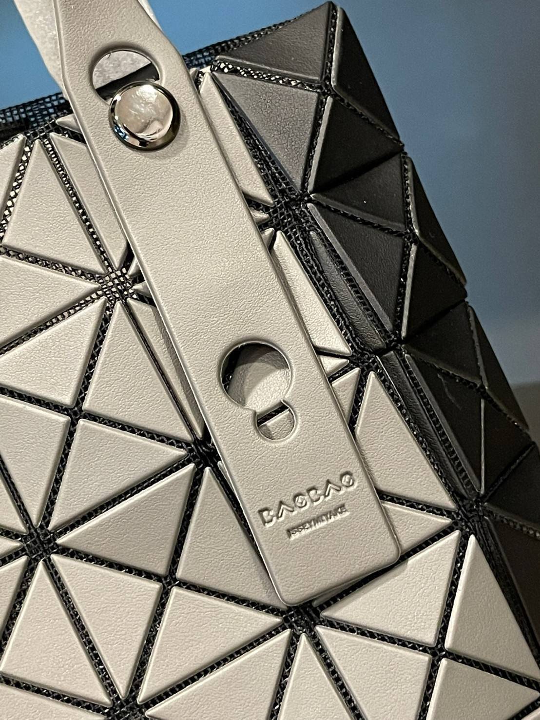 Baobao Issey Miyake Prism Kangaroo tote bag กระเป๋าถือทรงโท้ทที่ประดิษฐ์ขึ้นอย่างเชี่ยวชาญในญี่ปุ่น มาพร้อมแผงเรขาคณิตสำหรับการออกแบบที่ได้รับแรงบันดาลใจจากกระดาษพับ ซิลลูเอทอันเป็นเอกลักษณ์นี้ปิดท้ายด้วยสายรัดแบบอสมมาตร มีการพัฒนาโครงสร้างทรงสามเหลี่ยมเพ