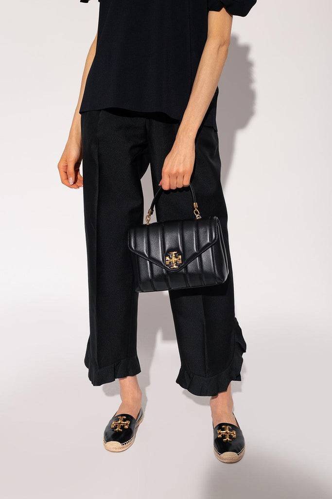 TORY BURCH KIRA QUILTED SMALL SATCHEL มาแล้วด่วนๆ!! กับคอลที่ปังไม่ไหว พร้อมเสิร์ฟสีคลาสสิค กระเป๋าถือ/สะพาย ทรงสวย สะพายคล่องตัว หนังแท้ ดีไซน์บุนวม เส้นคมสวยหรู วัสดุหนังแกะ สัมผัสดีงาม นิ่มมือ เปิด-ปิดด้วยอะไหล่บิดล็อค ภายในเป็นช่องโล่ง มีช่องซิป ใส่ขอ