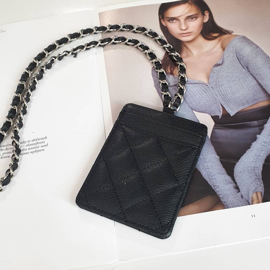 CHANEL CARD HOLDER WITH CHAIN พร้อมส่งที่ไทย สายคล้องบัตรสุดคลาสสิค จากงานพรีเมี่ยมกิ้ฟท์แบรนด์ดังอย่าง CHANEL วัสดุหนังสังเคราะห์ ลายสวยมาก ด้านหน้าประดับโลโก้ CC มีช่องใส่บัตรมากกว่า4ใบ มาพร้อมสายคล้องแบบโซ่สลับหนัง ไอเท็มสุดหรูแบบนี้ ต้องมีติดตัวไว้น้า
