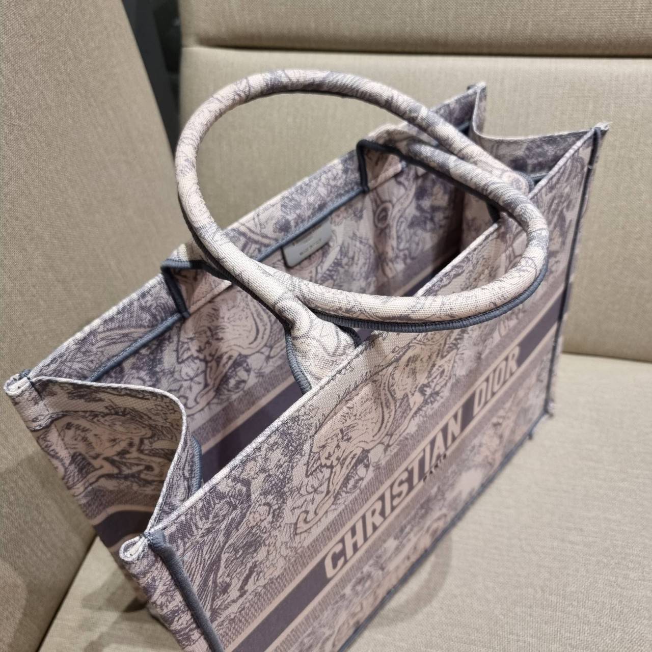 VIP 】HOT ARRIVAL!! DIOR CD SHOPPING BAG WITH GWP กระเป๋าทรงช้อปปิ้งใบใหญ่ จุใจ!! พรีเมี่ยมกิ๊ฟรุ่นดับเบิ้ลฮอต ดีไซน์คลาสสิควินเทจ สวยหรู วัสดุผ้าแคนวาสลายกราฟฟิค ภายในโล่งกว้างมากๆ ใส่ของจุสุดๆ โน้ตบุ้ค ไอแพด กระเป๋าสตางค์ มือถือ หรือเสื้อผ้ายังได้ สะพายค