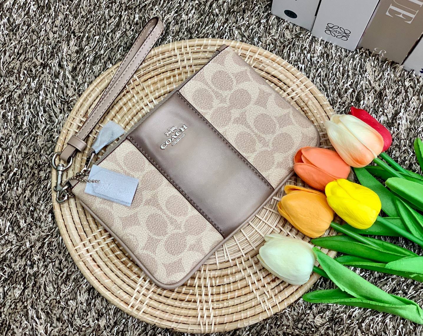 COACH SMALL WRISTLET IN COLORBLOCK SIGNATURE ((32445)) ✔️กระเป๋าคล้องมือ วัสดหนัง pvc อย่างดี ลายซิกเนเจอร์ ตัดขอบสีตรงกลางสวยงามมากๆค่ะ แบบซิปเดียว ((ภายในใส่มือถือได้บางรุ่นค่ะ)) มีช่องเสียบบัตรให้2ช่องด้วยนะคะ