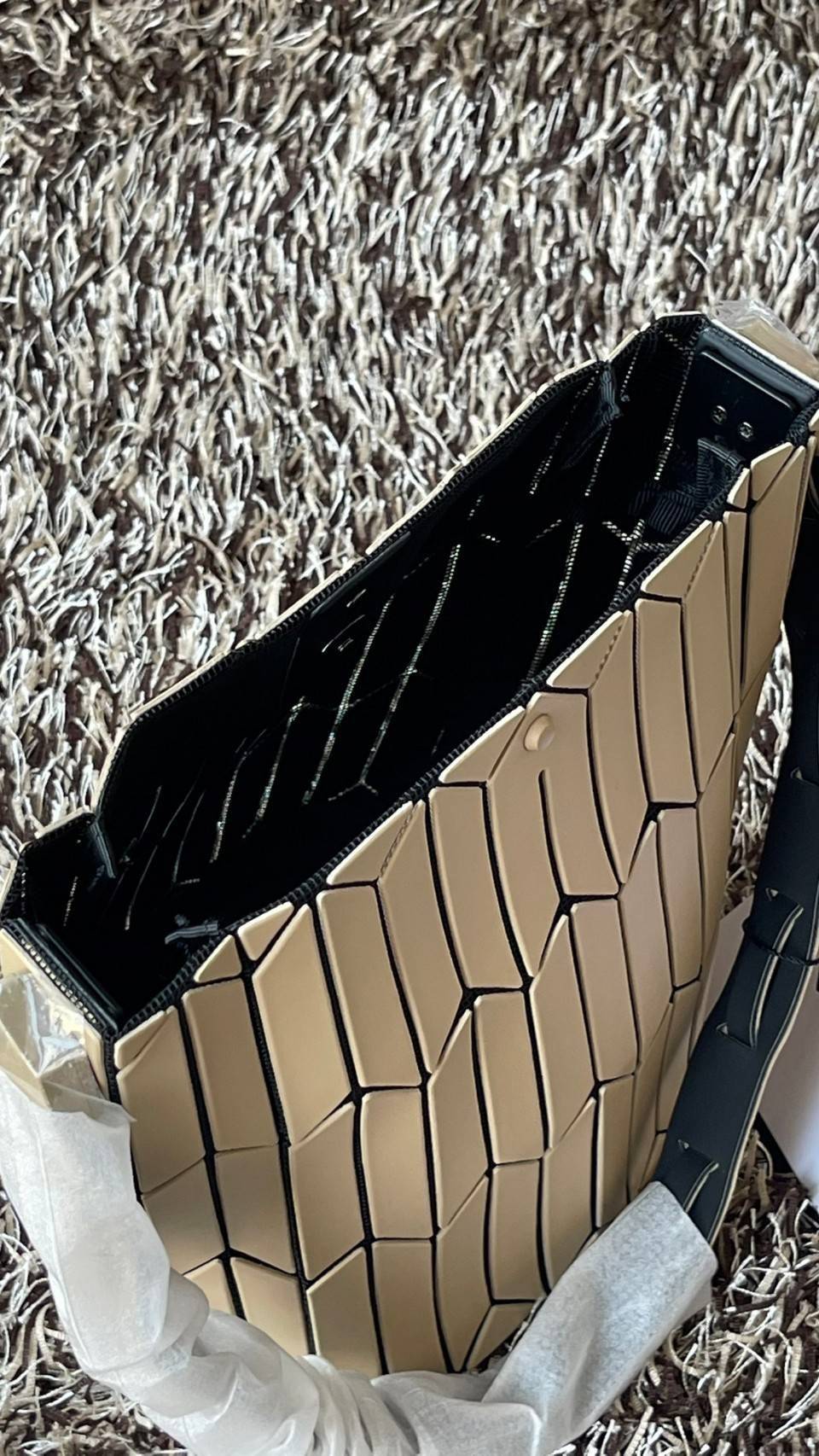 small : BAO BAO ISSEY MIYAKE SMALL BUCKET เป็นกระเป๋าบัคเก็ตขนาดเล็กสามารถใช้ใส่กระเป๋าสตางค์และโทรศัพท์มือถือได้ ซีรีย์ใหม่นี้มีจุดเด่นที่แผ่นรูปทรงสี่เหลี่ยมด้านขนานในแนวตั้ง เกิดเป็นรูปทรงสามมิติ