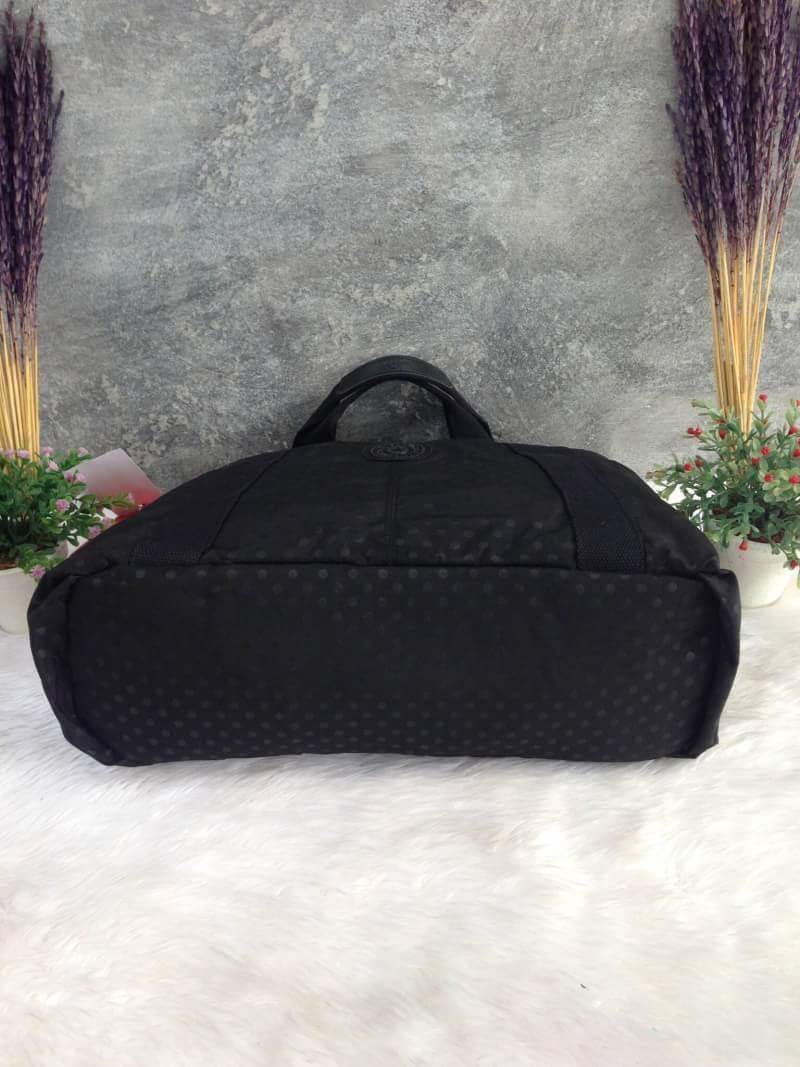 Kipling รุ่น Cicele กระเป๋าสะพายไหล่ใบใหญ่ สวยน่ารัก ตัวกระเป๋าด้านในเป็นช่องโล่งแบบปิดเปิดด้วยซิป มีช่องซิปด้านใน ด้านข้างกระเป๋า มี 2 ช่อง ปิดเปิด ด้วยเทป พร้อมที่ใส่โทรศัพท์ ปากกา และ MP 3 ในส่วนด้านใน และ ด้านข้างกระเป๋า ซ้าย-ขวา เป็นช่องขนาดเล็กสำหรั