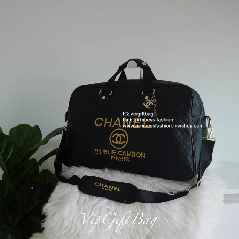 CHANEL VIP GIFT TRAVEL BAG (XL) กระเป๋าเดินทางแบบถือไซส์ใหญ่พิเศษ พรีเมี่ยมกิ๊ฟของเเท้จาก CHANEL วัสดุหนังสังเคราะห์ ลายตารางเนื้อหนาสีดำ เต็มใบ ด้านในเปิดปิดด้วยซิปที่จับหนัง (มีหนังสำหรับรวมหูให้ด้วยกระดุม) ใส่เสื้อผ้าได้มากกว่า4-5ชุด สายสะพายยาวมีที่รอ