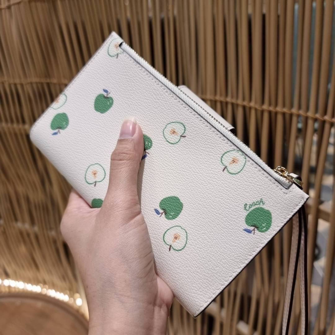 COACH C3371 TECH PHONE WALLET WITH SPACED WILDFLOWER ดีไซน์ใหม่ คอลเลคชั่นสวยหรู กระเป๋าสตางค์พร้อมสายคล้องมือ ง่ายต่อชีวิตมากจ้า!! มันดีอะไรเบอร์นี้ ใส่ได้ทั้งบัตร และโทรศัพท์ก็ใส่ได้ทุกรุ่น แถมยังมีช่องซิปแยกไปอีก ช่องเยอะไม่ต้องห่วงจริงๆ วัสดุหนังแคนวา