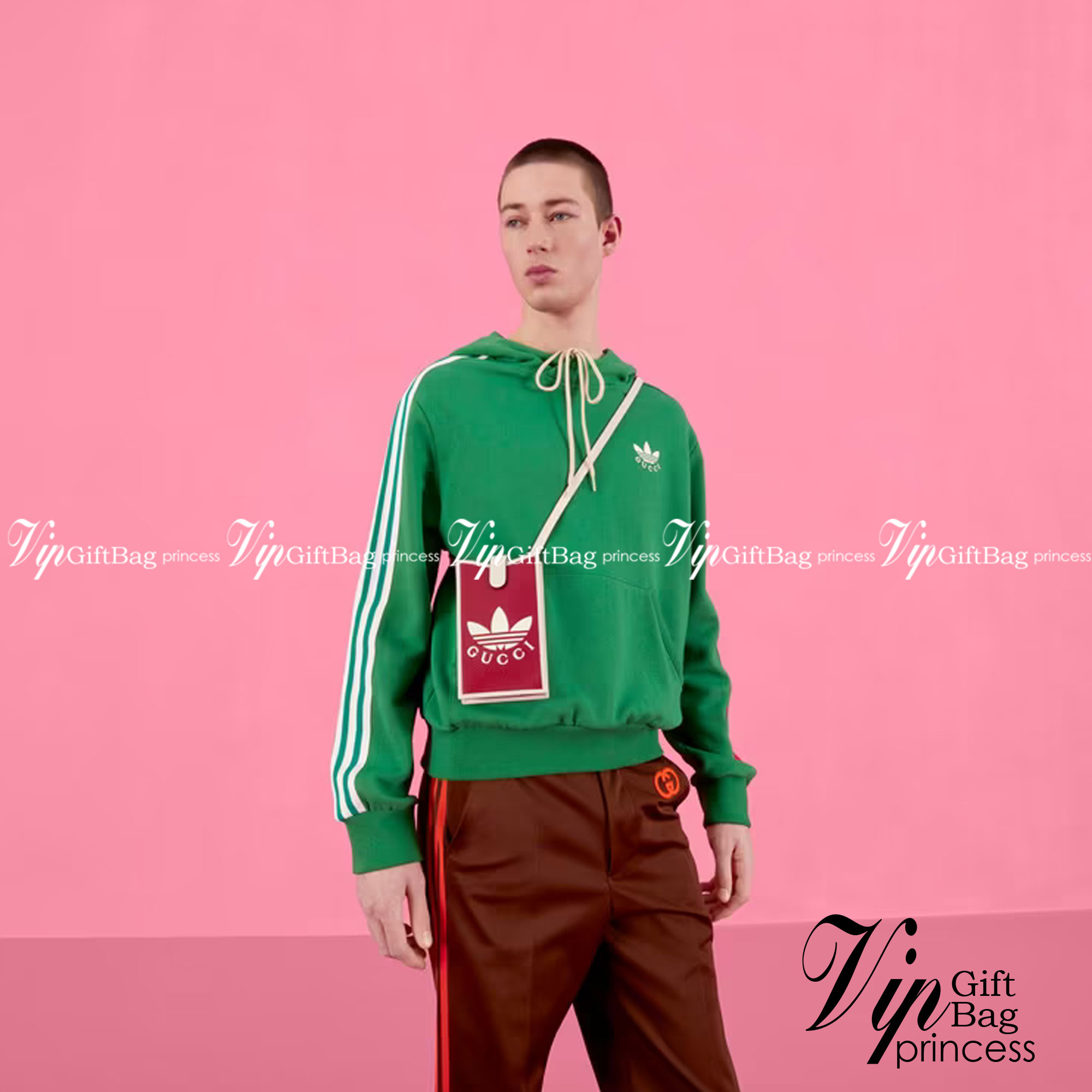 VIP 🥂 LIMITED EDITION Gucci x adidas Phone Case ไม่มีได้ยังไง สวยขนาดนี้ ที่หนุ่มๆสาวๆต้องมีติดตัวค่ะ 💙กระเป๋าใส่มือถือ หนังแท้ 🔺สีน้ำตาลอมเหลือง สัสดุJacquard ทอลายGG ค่ะ ด้านหน้าทั้ง3สี มีโลโก้แบรนด์แบบนูนอันเป็นสัญลักษณ์ของคอลเล