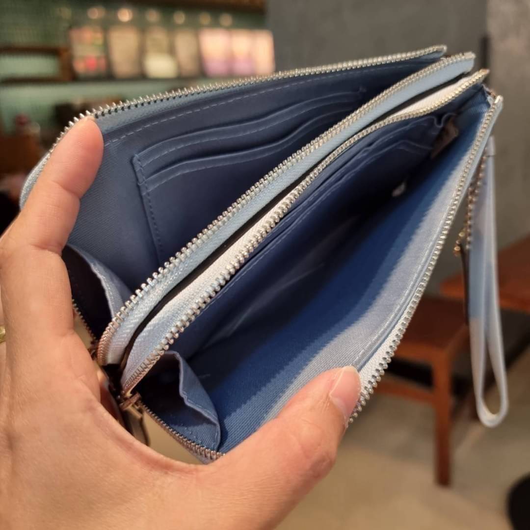 COACH F87591 DOUBLE CORNER ZIP WALLET IN SIGNATURE COATED CANVAS คล้องมือรุ่น 2 ซิป!! มาแล้วจ้า 🌟🤗 ไซส์นี้คือเหมาะมือจริงๆ พกง่ายเช่นเคย ไม่ต้องกังวลว่าจะเกะกะหรือกินพื้นที่กระเป๋าหลัก วัสดุหนังแคนวาสเคลือบลาย มีช่องหลักแยก 2 ช่อง ภายในบุผ