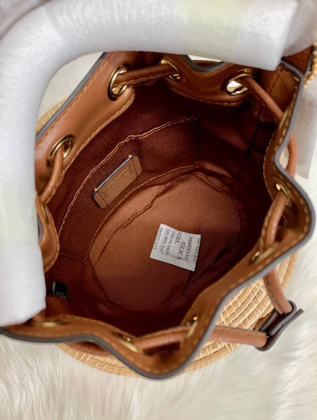 น้องใหม่ล่าสุด สวยเกินต้านเลยค่าา! COACH DEMPSEY DRAWSTRING BUCKET 15 IN SIGNATURE JACQUARD WITH STRIPE 2021 พร้อมส่งที่ไทย ออกใหม่ล่าสุด ห้ามพลาดค่า! กระเป๋าทรงขนมจีบ วัสดุJacquard+หนังแท้ ตัเแทบสีตรงกลาง เพิ่มสีสันเข้ามาได้ลงตัวสวยงามมากๆค่ะ