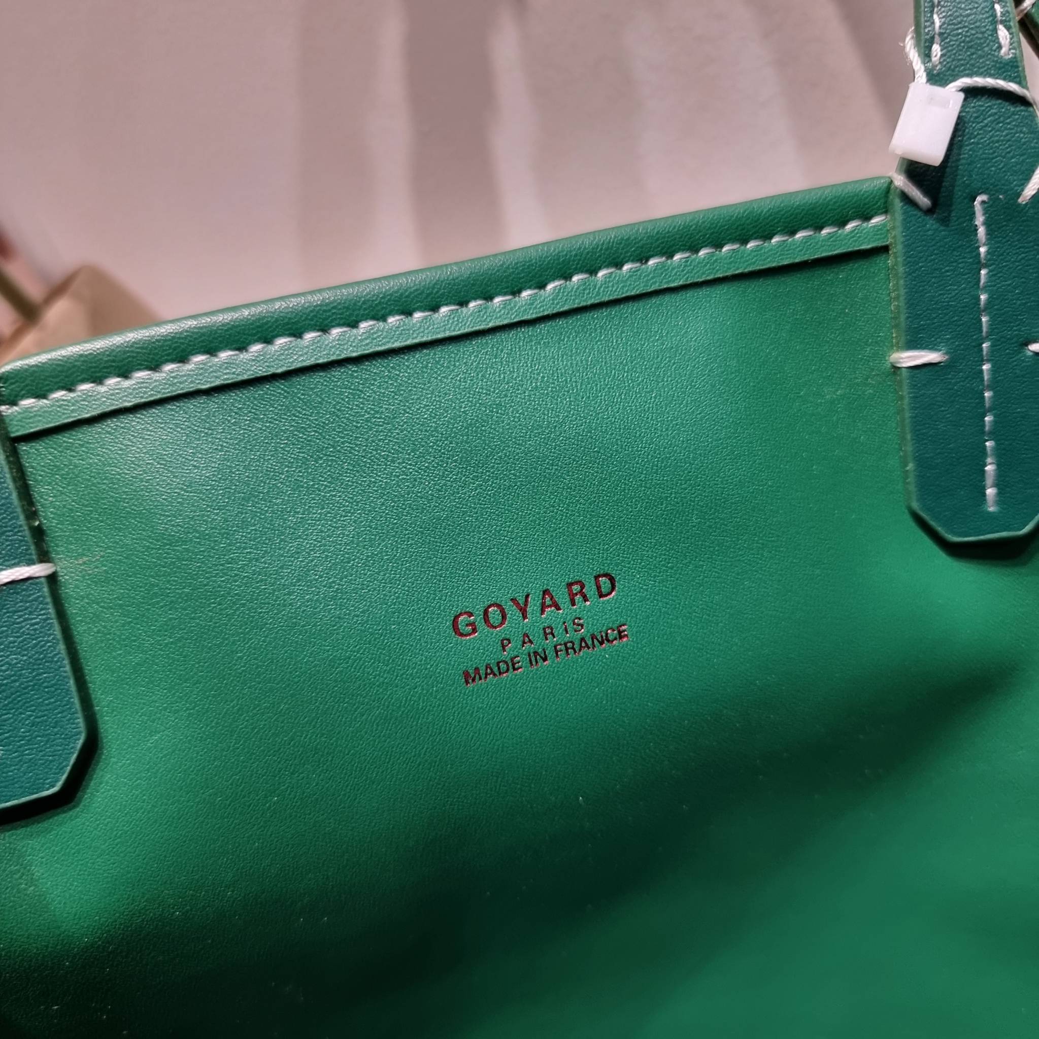 GOYARD ANJOU REVERSIBLE TOTE ฮอตไอเท็ม กับกระเป๋าสะพายทรงโท้ท ใบใหญ่จุใจ!! มาครบสีขายดี เลิศทุกสี รูปทรงคลาสสิค ดีไซน์เป็นเอกลักษณ์ ใช้งานได้หลากหลาย สามารถกลับด้านใช้ได้แบบไม่มีเบื่อ วัสดุหนังแคนวาสพิมพ์ลายสวยคม ภายในโล่งกว้างมาก