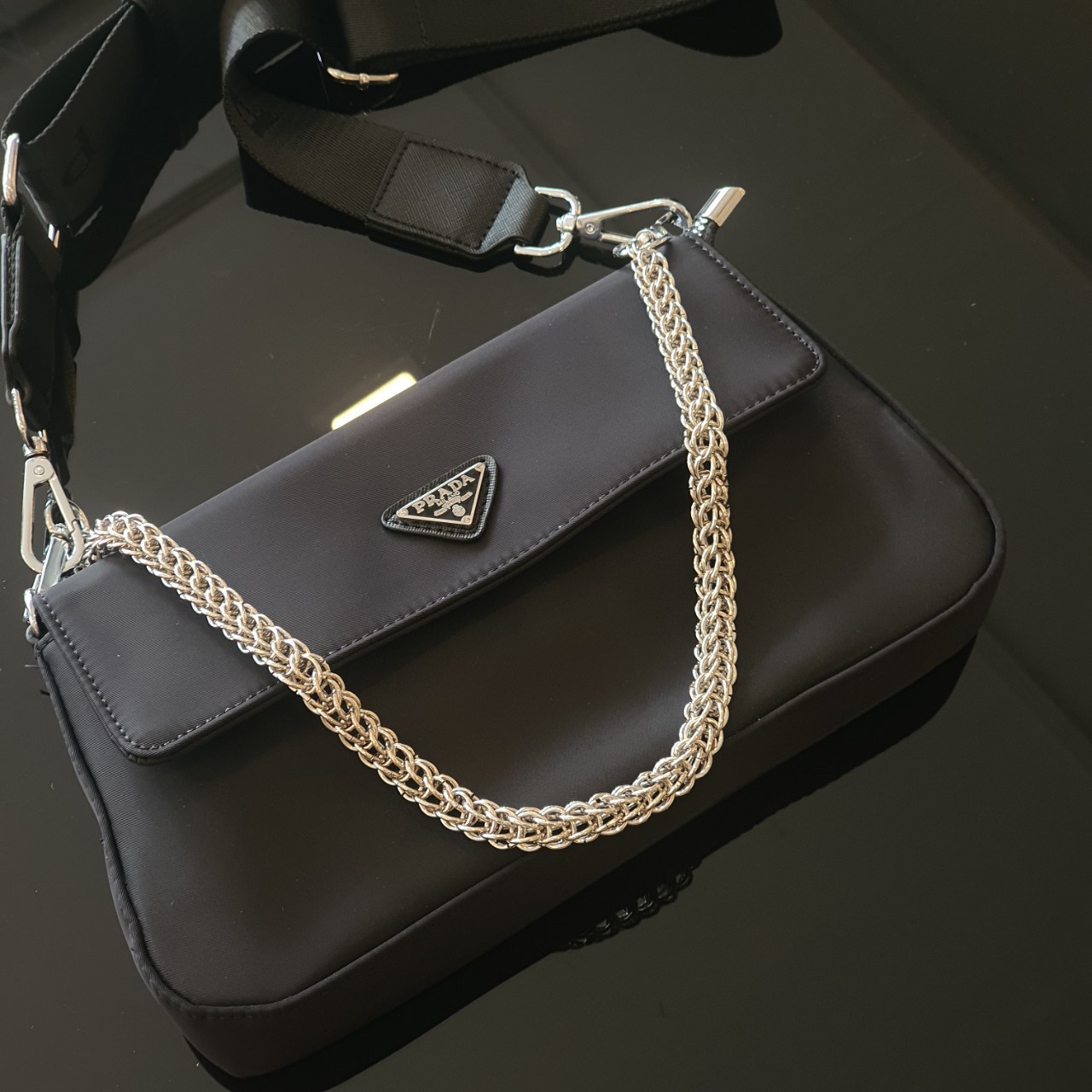 Prada nylon crossbody bag พร้อมส่งรุ่นใหม่ New Arrival จากแบรนด์ Prada ทรง shoulder bag ทรงยอดฮิตของคุณผู้หญิงเลยค่ะ มาพร้อม2สาย สายสปอร์ตและสายโซ่ วัสดุทำจากผ้าNylon อย่างหนา กันน้ำได้คะ