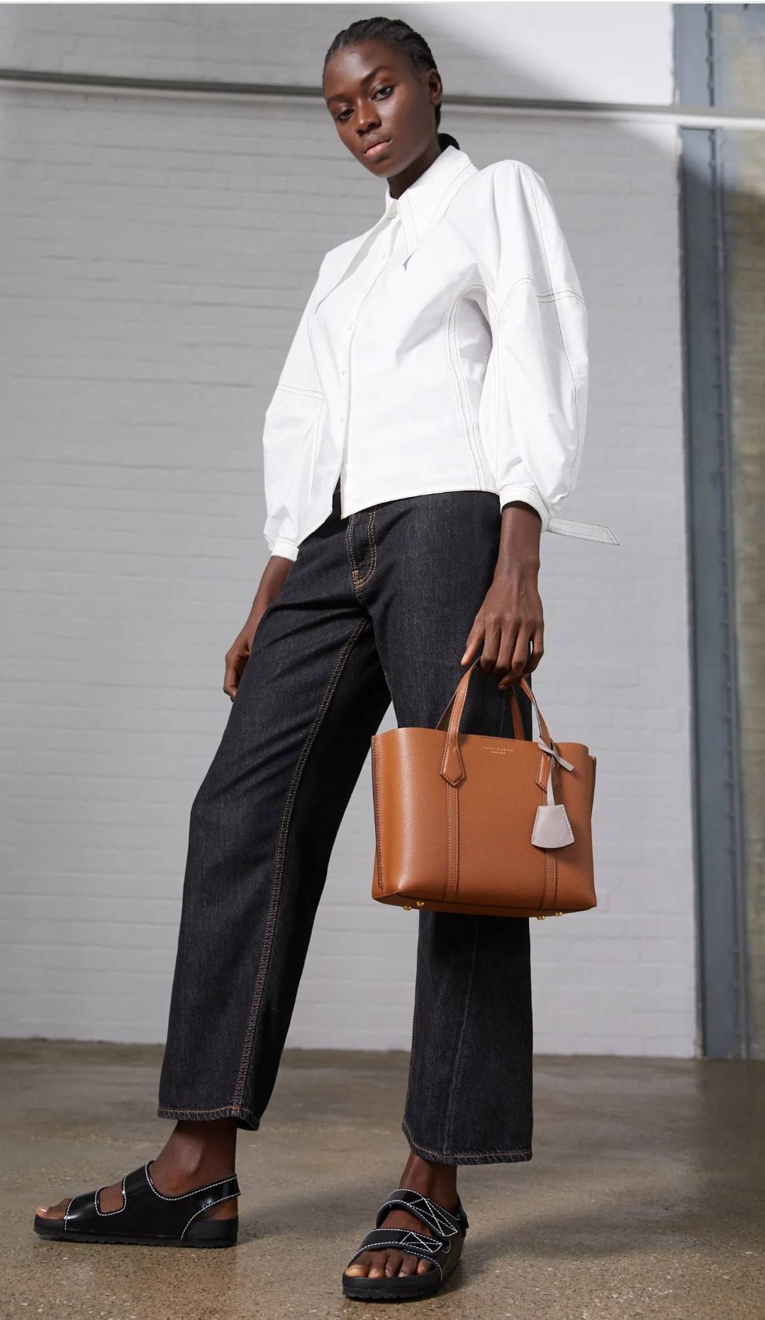 TORY BURCH PERRY SMALL TRIPLE COMPARTMENT TOTE BAG กระเป๋าโท้ทขนาดเล็ก รุ่นขายดี ทรงสวย ดีไซน์ออกมาให้ใช้งานได้ทุกลุค ทุกโอกาส