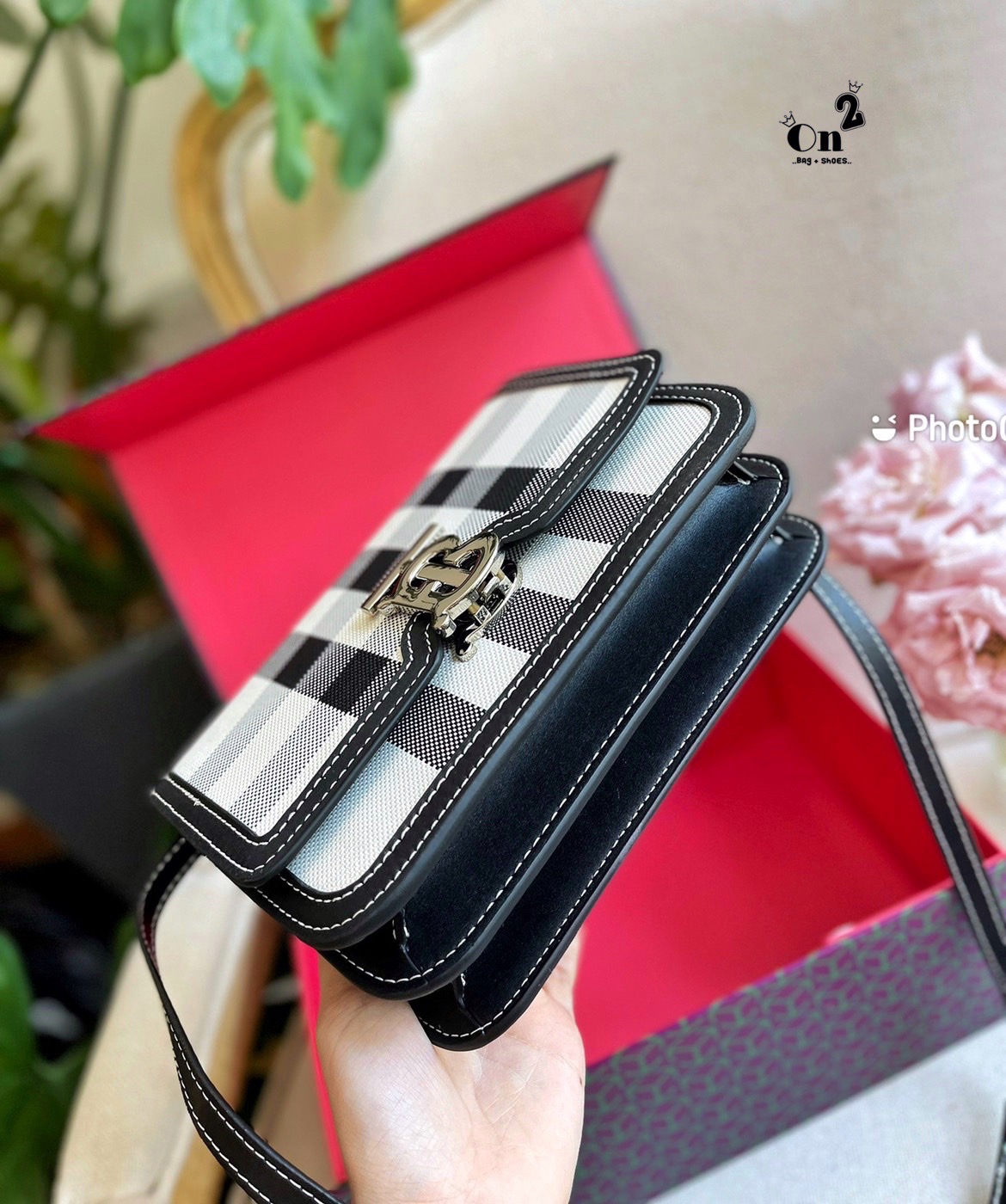 BURBERRY FRAGRANCES LEATHER CROSSBODY BAG / BB Shoulder Bag กระเป๋าสะพาย ทรงกล่อง เปิดหน้า อะไหล่ทอง สายสะพายยาวแบบครอสบอดี้ ได้ทุกลุค เกรดงานสวย.น่ารักมากๆ งานชนชอป ใช้ได้ Everyday Look เลยค่า