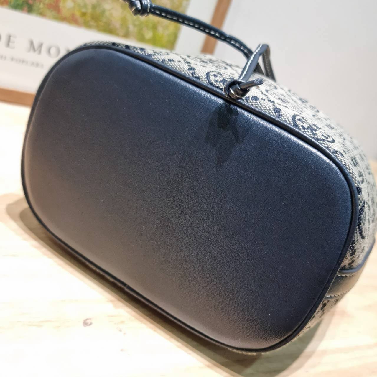 TOP ORI หนังแท้ | เกรดดีสุด TORY BURCH T MONOGRAM BUCKET BAG (ดีไซน์ใหม่) ใหม่ล่าสุดได้สวยก่อนใคร กับกระเป๋าบัคเก็ตยอดฮิต ที่มาในดีไซน์ใหม่ สายคล้องในตัวสามารถปรับได้ รูปทรงและลวดลายสวยชัดคลาสสิค