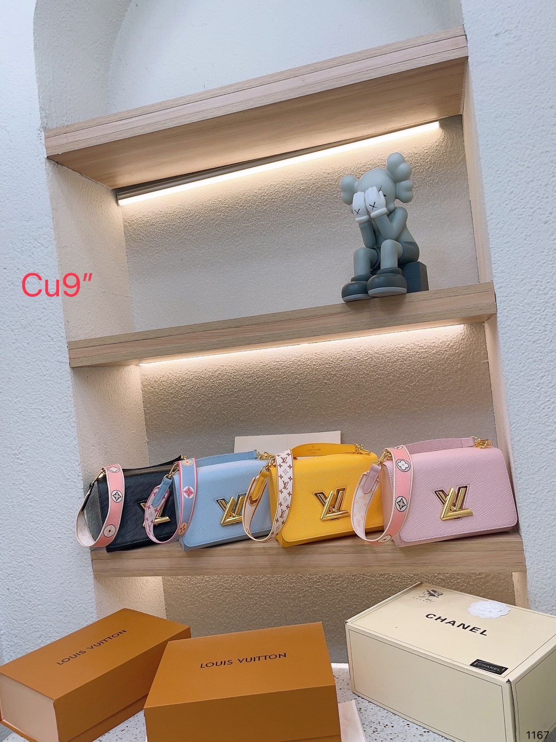 LV TWIST MM Epi BAG 9" น้องคนสวยรุ่นหายาก ที่สุดของความสวยหรูคลาสสิค กระเป๋าสะพายที่มีลูกเล่น เพิ่มดีเทลให้น่าใช้งาน วัสดุหนัง epi สวยคม ทนทาน ลวดลายเส้นไม้ แบบไม่มีใครซ้ำ