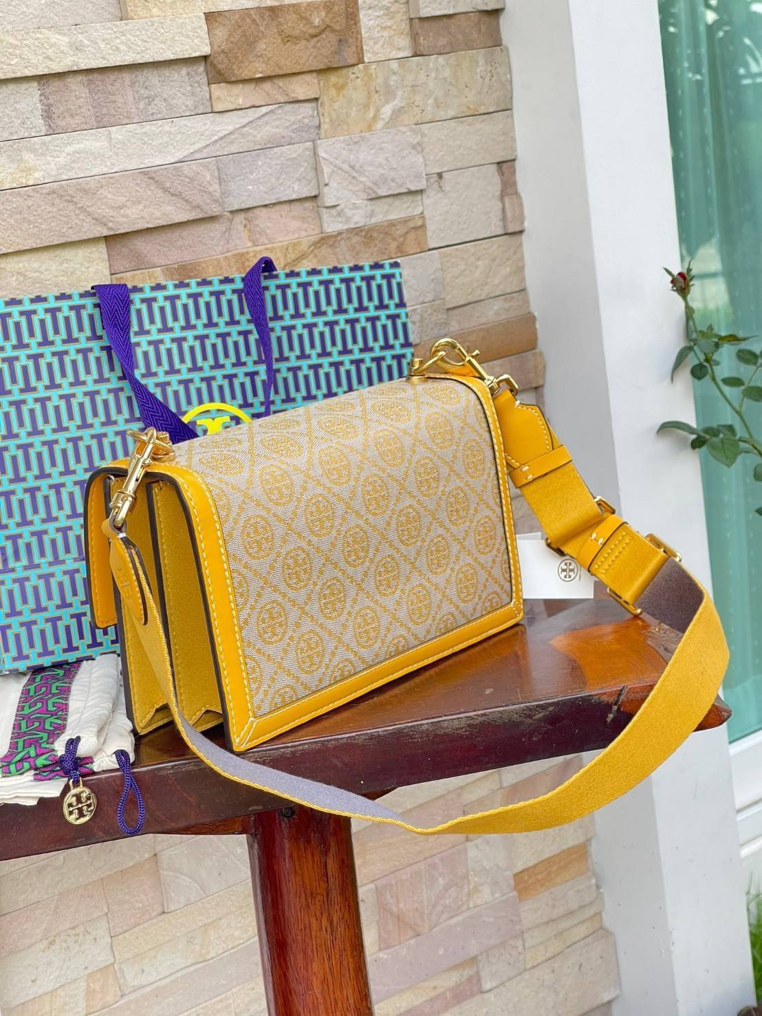 ของแท้ 💯% 】Tory burch t monogram jacquard shoulder bag คอลเลคชั่น T Monogram สำหรับคอลเลคชั่นฤดูใบไม้ผลิ 2021 เราสร้างสรรค์ลายโมโนแกรมที่ได้รับแรงบันดาลใจมาจากลวดลายการถักทอผ้าห่มของชาว Pennsylvania Dutch แบบดั้งเดิม