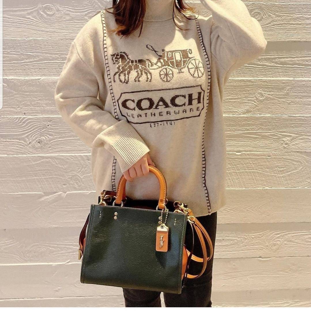 OUTLET 】COACH ROGUE 25 IN COLORBLOCK (C5575) ที่สุดแห่งความหรูหรา สุดคลาสสิค 🌺กระเป๋าหนังแท้คุณภาพเยี่ยม สัมผัสนิ่มละมุนจนต้องหลงรัก ด้านข้างเพิ่มความสวยเก๋ด้วยหนังกลับ อยู่ทรงสุดสวย น่าใช้ น่ามอง จนใครๆต้องเหลียวหลังตาม//ด้านในมี 2 ช่องกว้าง กับอ