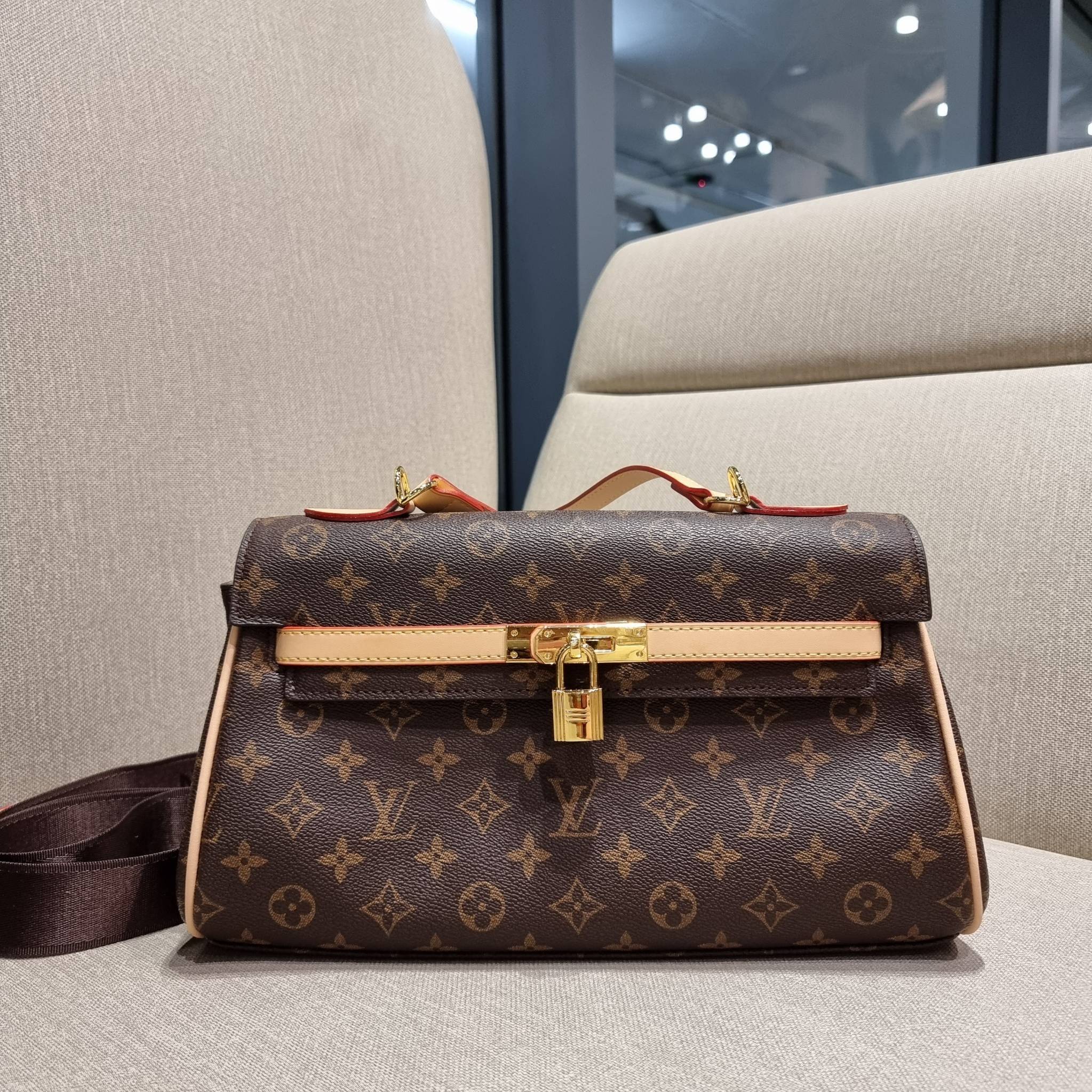 LV MONOGRAM SHOULDER BAG กระเป๋าสะพายทรงสวย ใบใหญ่กำลังดี รับรองว่าจุจริง ดีไซน์สายคาดตกแต่ง และปรับทรงได้ เพิ่มดีเทลให้กระเป๋าดูมีลูกเล่นขึ้น วัสดุหนังแคนวาส มาพร้อมหูจับในตัว และยังมีสายครอสสปอร์ตให้อีกเส้น เปิด-ปิดด้วยอะไหล่บิดล็อค ภายในโล่งกว้างมาก ใส