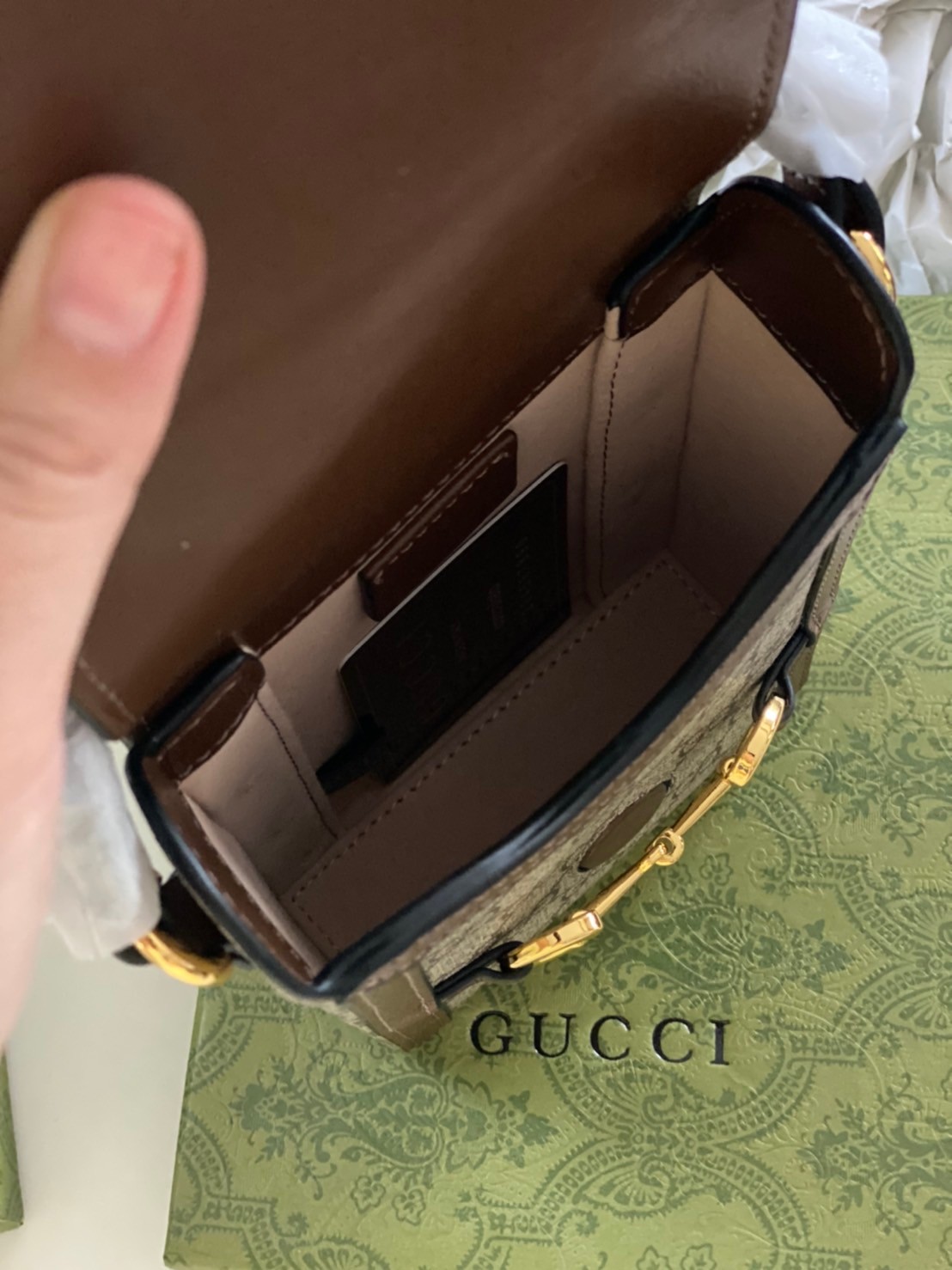 Gucci Horsebit 1955 mini bag / Gucci Phone Bag ออริจินอล รุ่นยอดฮิต ไซส์มินิ ที่ใครๆก็ต้องรู้จัก!! กับกระเป๋าขนาดมินิในรูปแบบผ้าแจ็คการ์ดสีขาวงาช้างและน้ำเงิน ได้รับแรงบันดาลใจมาจากดีไซน์ดั้งเดิม ซึ่งแอคเซสเซอรี่นี้โดดเด่นด้วยรายละเอียดดั้งเดิมที่ทันสมัยโ