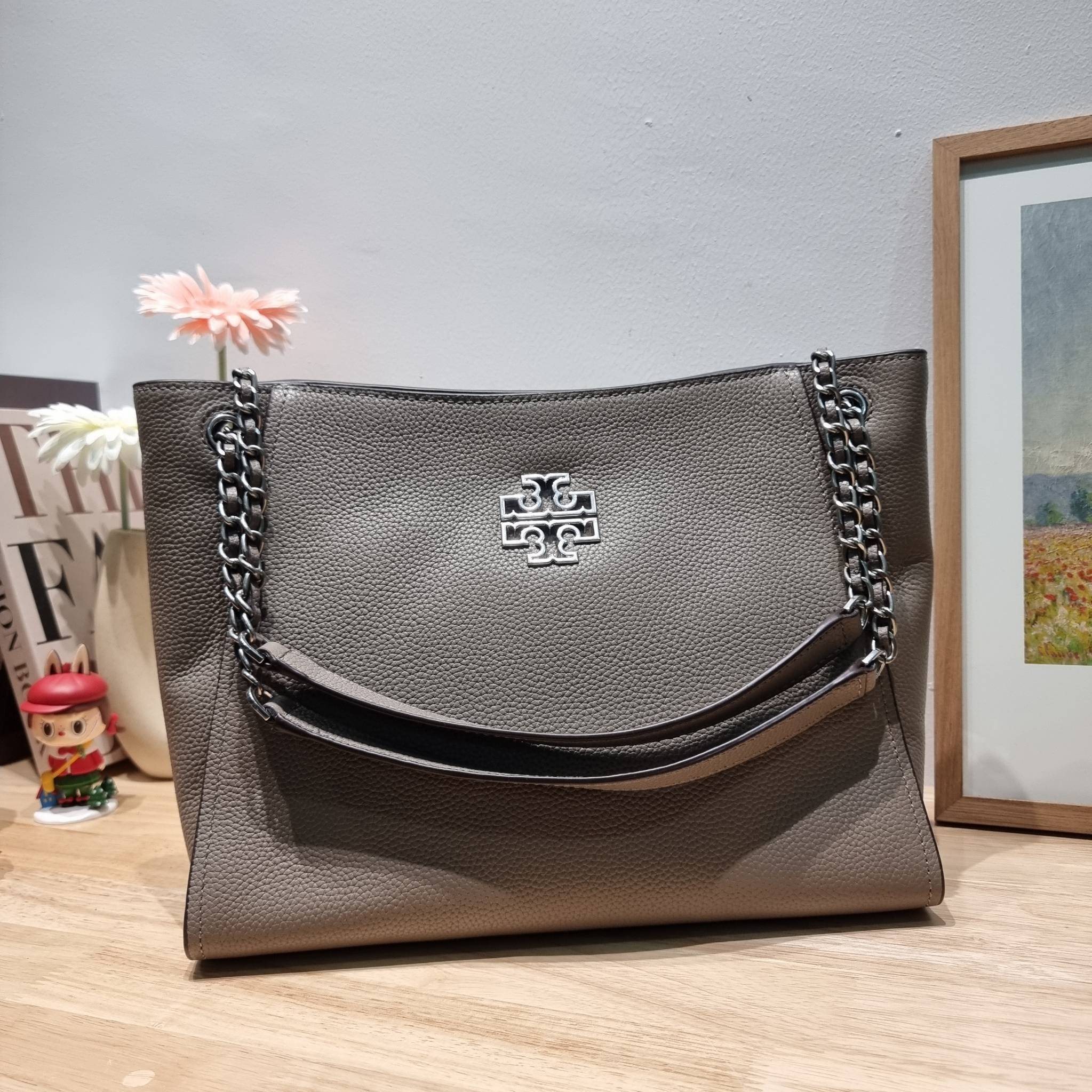 TORY BURCH BRITTEN SMALL SLOUCHY TOTE / TORY TOTE BAG / TORY BAG พร้อมส่ง กระเป๋าสะพายตัวแม่ รุ่น top ที่สวยดูแพง ใช้งานสะดวกมาก ดีไซน์ออกมาได้เรียบหรู ผู้ดี