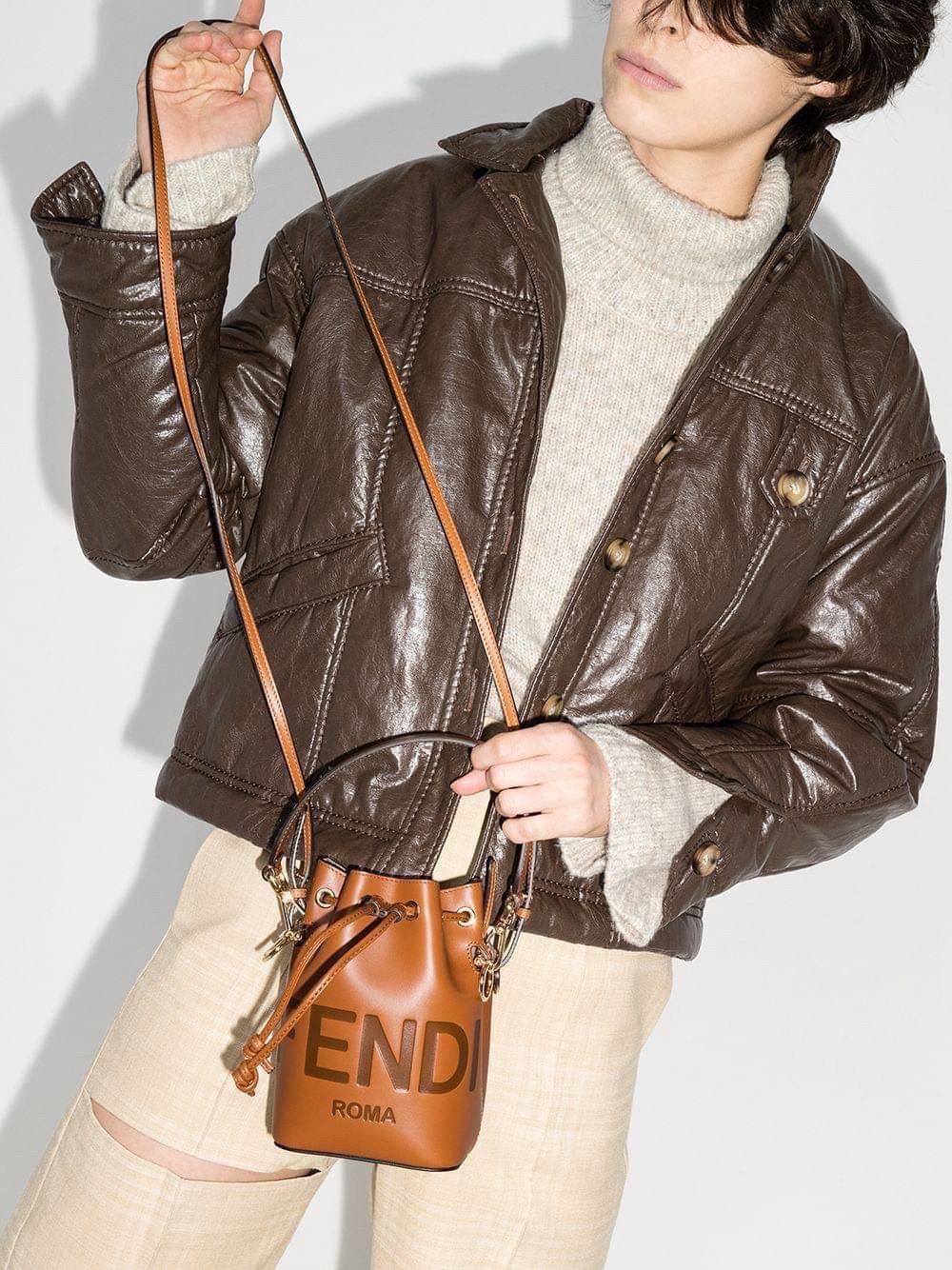 FENDI MON TRESOR MINI LEATHER BUCKET IN BROWN ทรงขนมจีบสุดฮิต! เปิดปิดด้วยตัวเปิดแบบรูด ภายในมีช่องใส่ของหลัก ใส่กระเป๋าสตางค์กลาง + มือถือได้ ทรงนี้กำลังมาแรงมาก อะไหล่ทอง มีสายให้สองแบบ ปรับเปลี่ยนลุคได้ง่าย พร้อมส่งที่ไทยราคาสุดคุ้มห้ามพลาดค่ะ!
