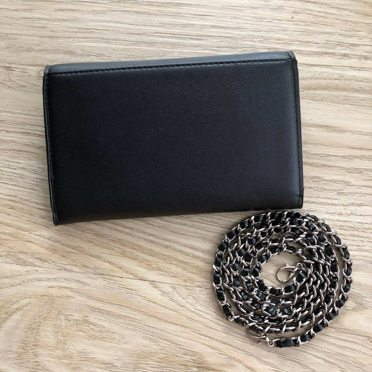 Charles & Keith Front Flap Wallet กระเป๋าสตางค์ มาพร้อมสายโซ่สลับหนัง เปิด - ปิดกระเป๋าด้วยกระดุม ด้านในมีช่องหลายช่อง แยกเก็บของได้เป็นสัดส่วน และมีช่องซิป 1 ช่องค่ะ ด้านหลังมีช่องอีก 1 ช่อง มาพร้อมสายโซ่สลับหนังยาวประมาณ 114 cm สามารถถอดได้ (ปรับไม่ได้ค