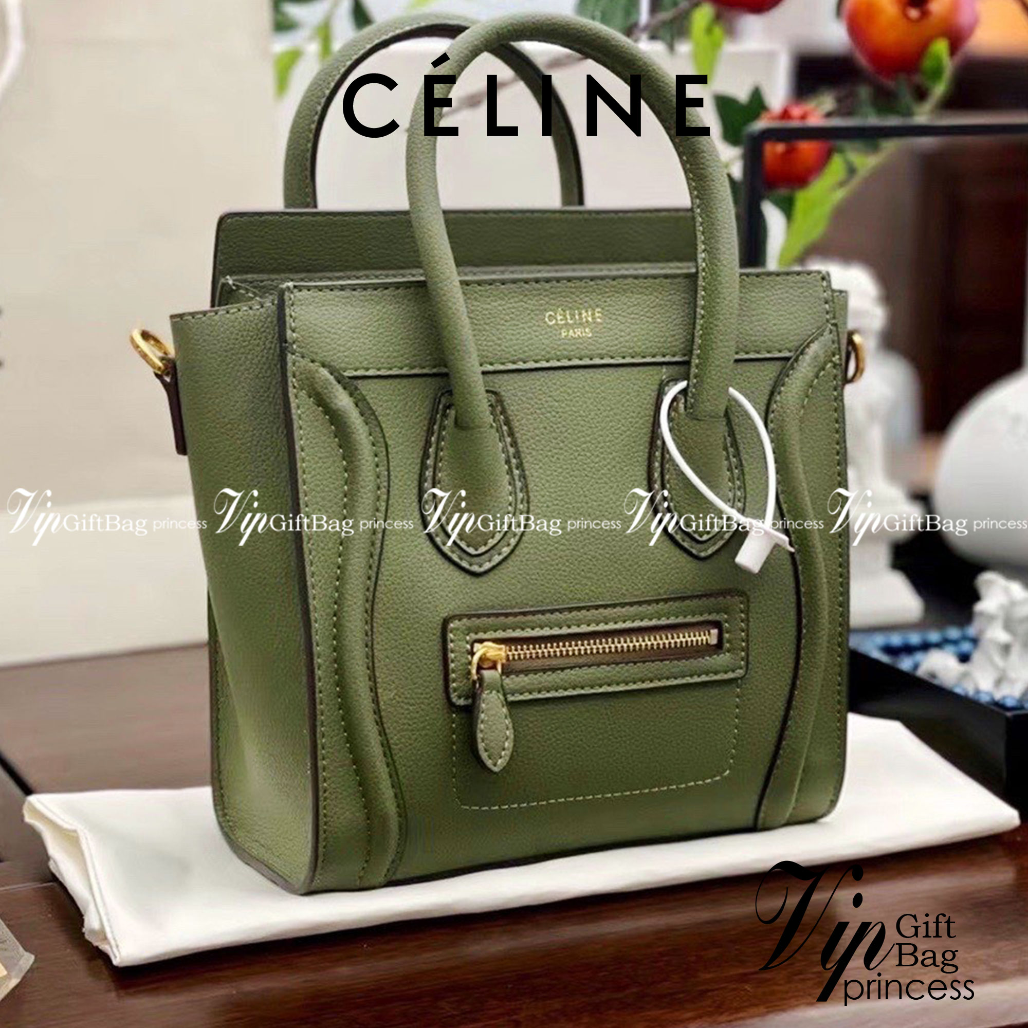 พร้อมส่งรุ่นยอดฮิต!! CELINE HANDLE BAG VIP / Celine Nano Luggage Bag กระเป๋าหนังแท้ ขนาดกำลังดี เปิดปิดด้วยซิปอะไหล่ทองมีที่จับหนัง ด้านในกว้าง มาพร้อมช่องซิปอีกช่อง เป็นอีกทรงที่ฮิตมานานข้ามปี มาพร้อมสายยาวสะพายแบบ CROSSBODYได้ หรือจะถือออกงานก็สวยหรูอีก