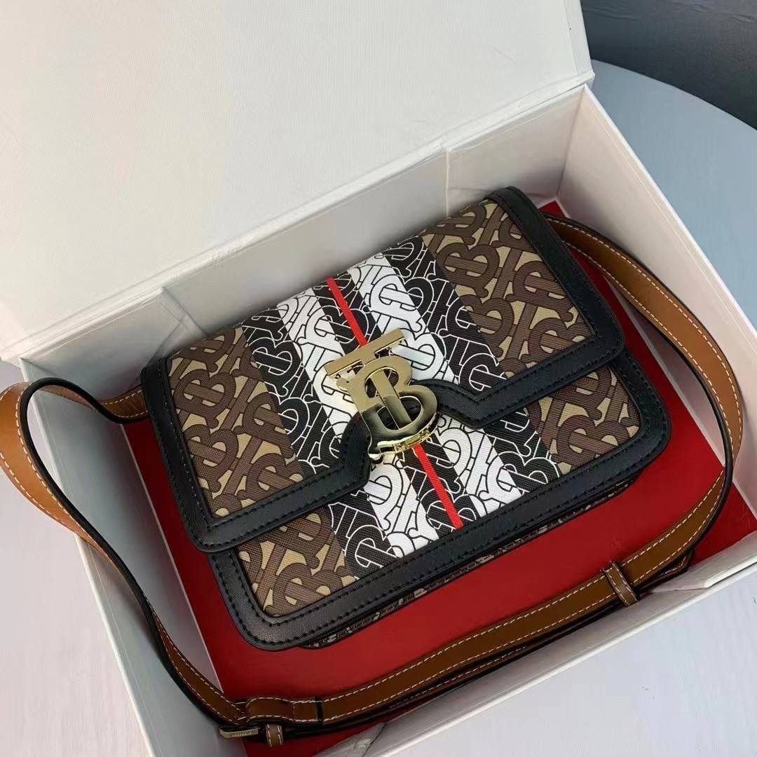VIP หนังแท้ 】BURBERRY Brown TB-Print Canvas and Leather Crossbody Bag กระเป๋าสะพายวัสดุหนังแท้ ขึ้นลายแบรนด์โมโนเเกรมคอลเลคชั่นใหม่ทรงเหลี่ยมสวยหรูดูดี เปิดปิดด้วยฝาปิดสัญลักษณ์รูปตัวB ภายในมีช่องแบ่งเป็นสัดส่วนสามารถใส่มือถือ iphone เงิน ของจุกจิกได้ หัว