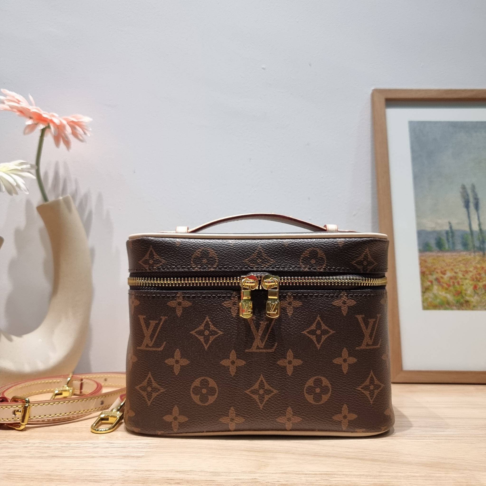 LV NICE MINI MONOGRAM BAG เบสท์เซลเลอร์คอลเลคชั่น ที่ใครๆก็ต้องมีใช้ กับกระเป๋า cosmetics ทรงกล่อง ใส่เครื่องสำอางค์ หรือจะใช้ใส่ของพกจำเป็นประจำวันก็ได้ สบายๆ