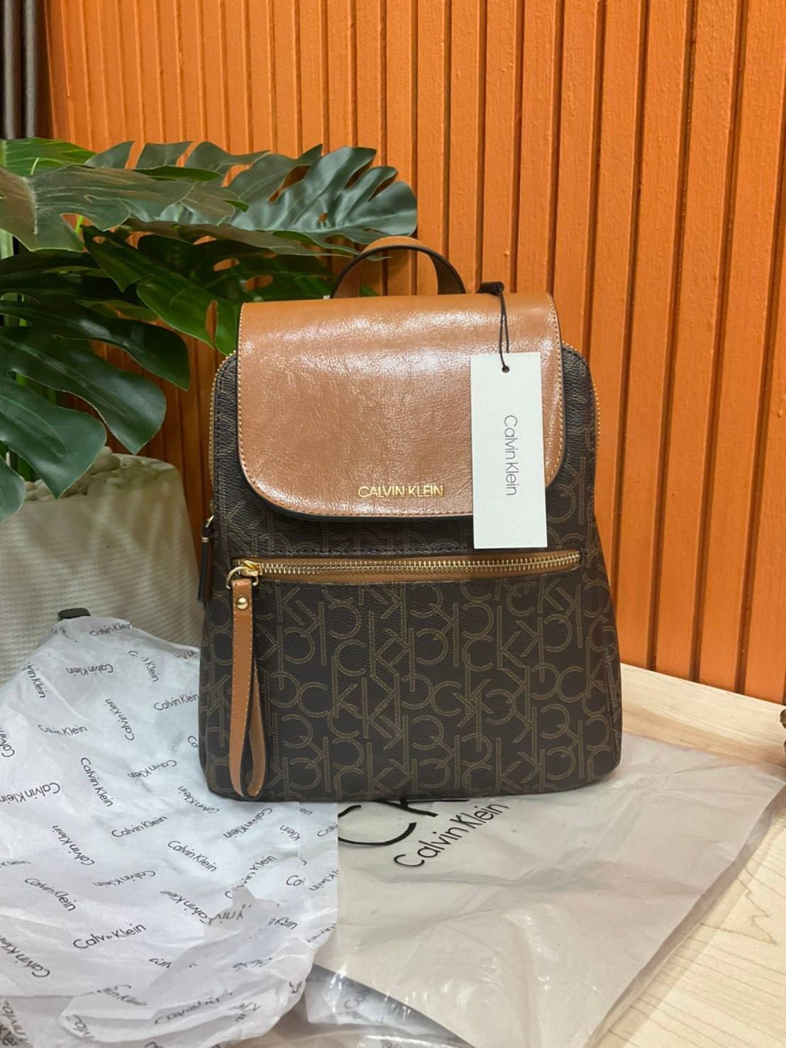 ของแท้ 💯% Elaine Calvin Klein Monogram Small Backpack 💕ของมันต้องมี สวยหรูดูแพงมาก สำหรับรุ่นนี้ และมีฟังชั่นช่องการใช้งานที่มากที่สุด!!! 💕 กระเป๋าสะพายเป้รุ่นใหม่ชนช้อป รุ่นยอดนิยม