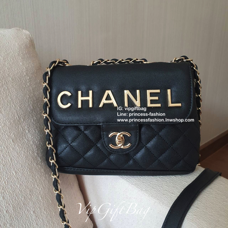 CHANEL VIP GIFT SHOULDER BAG รุ่น LIMITED จากงาน VIP GIFT(GWP) ของแท้100% วัสดุหนังคาเวียร์เต็มใบ ด้านหน้าประดับโลโก้ทองสุดหรู เปิดปิดด้วยหมุดหมุน CC ด้านในมีซิปอีกชั้น อะไหล่ทองทั้งใบ ในใส่ของได้เยอะ มาพร้อมสายสะพายสายโซ่สลับหนังมีที่รองบ่าถนอมไหล่(ถอดไม
