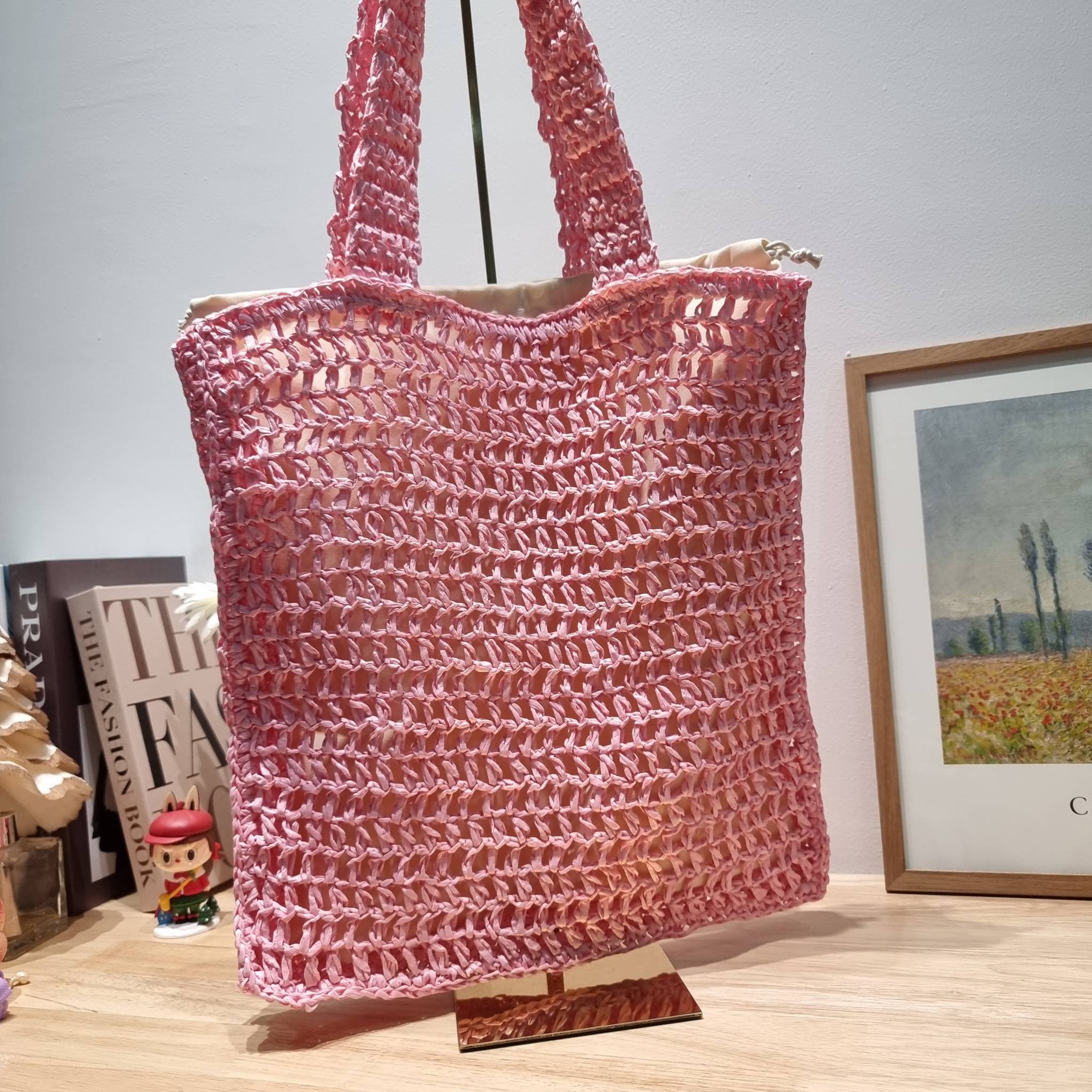 PRADA RAFFIA TOTE BAG สวยไม่ซ้ำใคร สไตล์บีช เหมาะมากกับการสะพายไปเที่ยวทะเล หรือจะใช้ในวันสบายๆก็ตอบโจทย์ กับกระเป๋าสะพายสานใบใหญ่ ตัวกระเป๋าเป็นวัสดุสังเคราห์จากธรรมชาติ