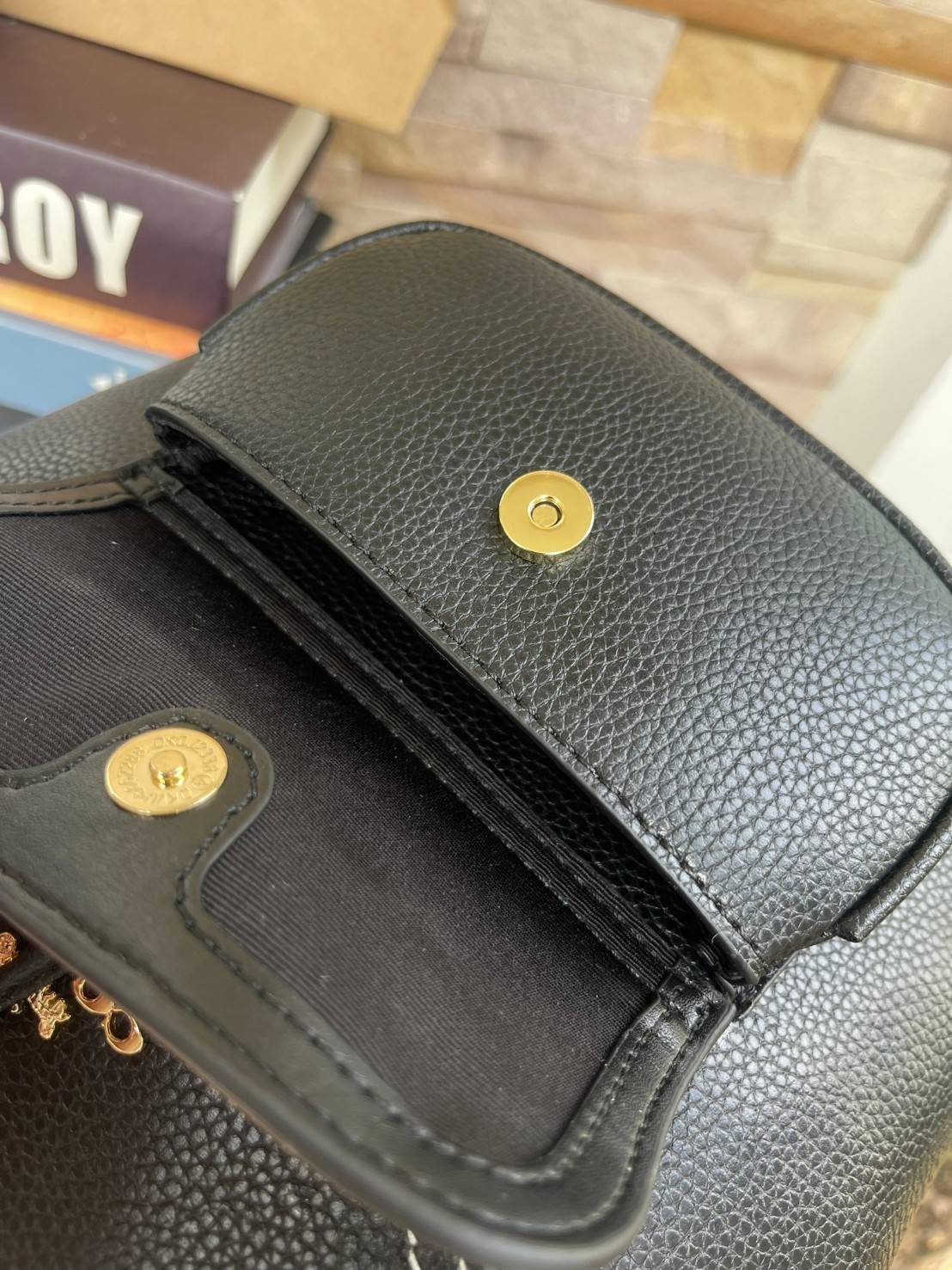 COACH PENNIE BACKPACK 22 IN SIGNATURE CANVAS(C4120) เป็นกระเป๋าอีกประเภทหนึ่งที่ Coach ผลิตและออกแบบได้อย่างมีเอกลักษณ์ สาว ๆ คนไหนที่ชอบพกของเยอะและต้องการกระเป๋าที่ให้ความคล่องตัว ทะมัดทะแมง ต้องเป็นกระเป๋าเป้แบบนี้เลยค่ะ แม้จะให้ลุคที่ทะมัดทะแมง แต่ก็ม