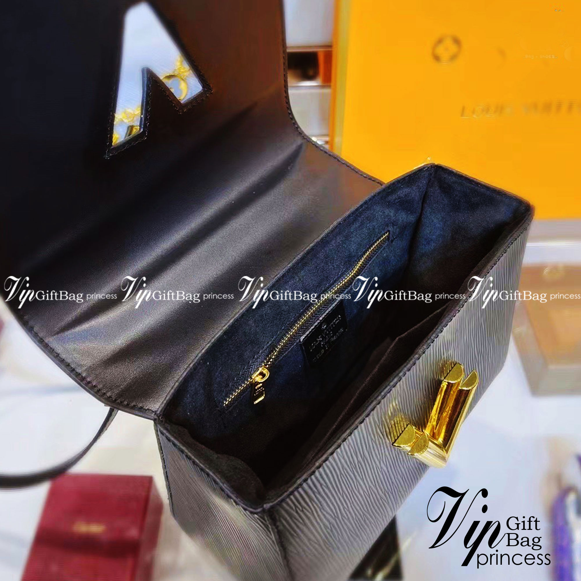 LOUIS VUITTON Twist MM Epi Leather Handbags / LV Twist MM หนัง Epi ลายเกรน ตัวล็อก LV Twist สีทองไอคอนิกช่วยเติมเต็มความสมบูรณ์แบบให้กับกระเป๋าได้อย่างลงตัว เหมาะสำหรับการใช้งานเป็น everyday bag หรือถือออกงานก็สวยเลยค่ะ