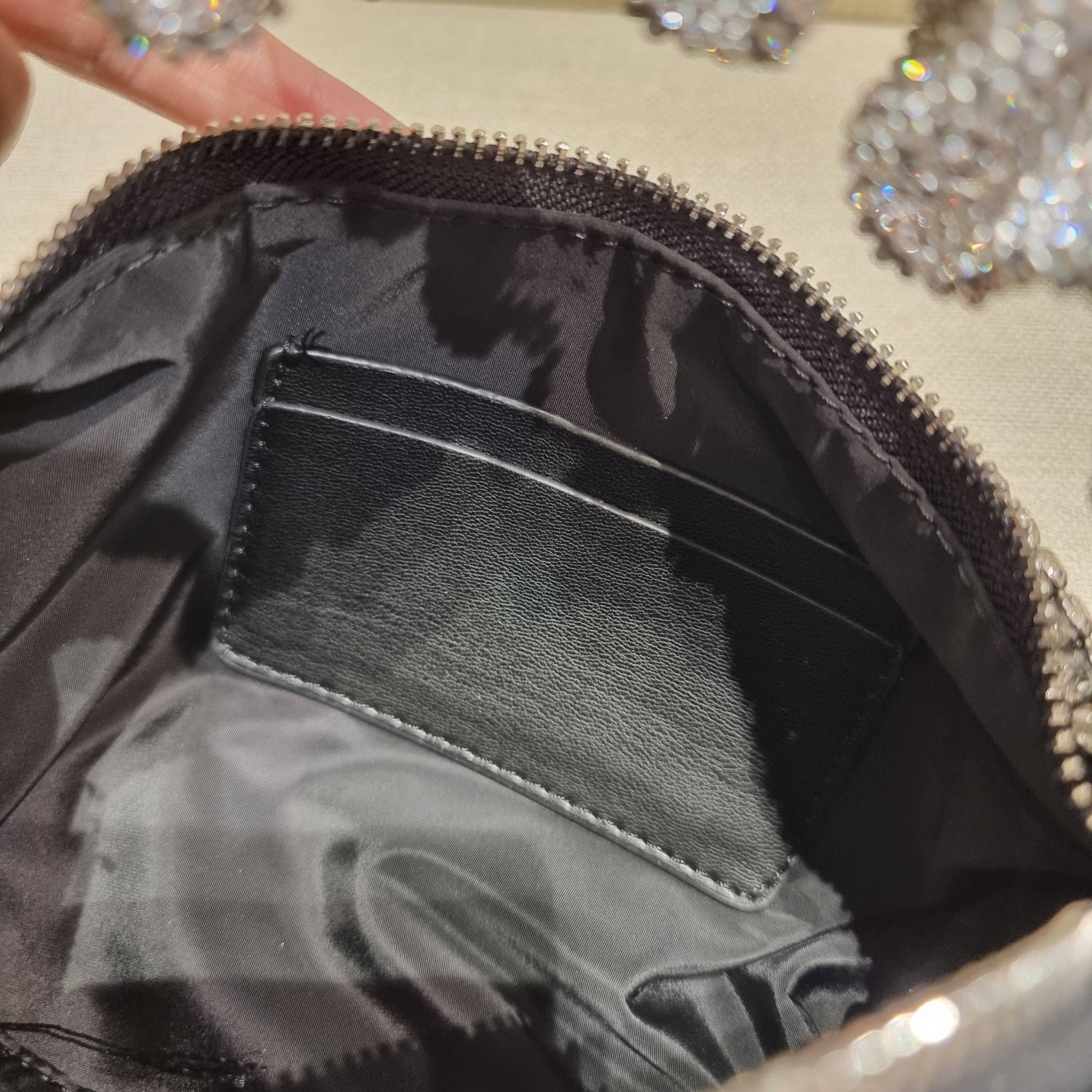 ALEXANDER WANG EXCLUSIVE POUCH IN RHINESTONE MESH ใหม่ล่าสุด เอ็กซ์คลูซีฟไอเท็ม ที่หรูเลิศกว่าใคร กระเป๋าพอชตกแต่งพลอยเทียมรอบใบ ยันหูจับ!! หรูหรา โดดเด่น ดูแพง ด้วยการตัดเย็บเรียงร้อยลงบนตาข่ายเนื้อละเอียด ทำให้ดูดีมีราคางดงามจริงๆ ดีไซน์ทรงพอช ถือใช้งาน