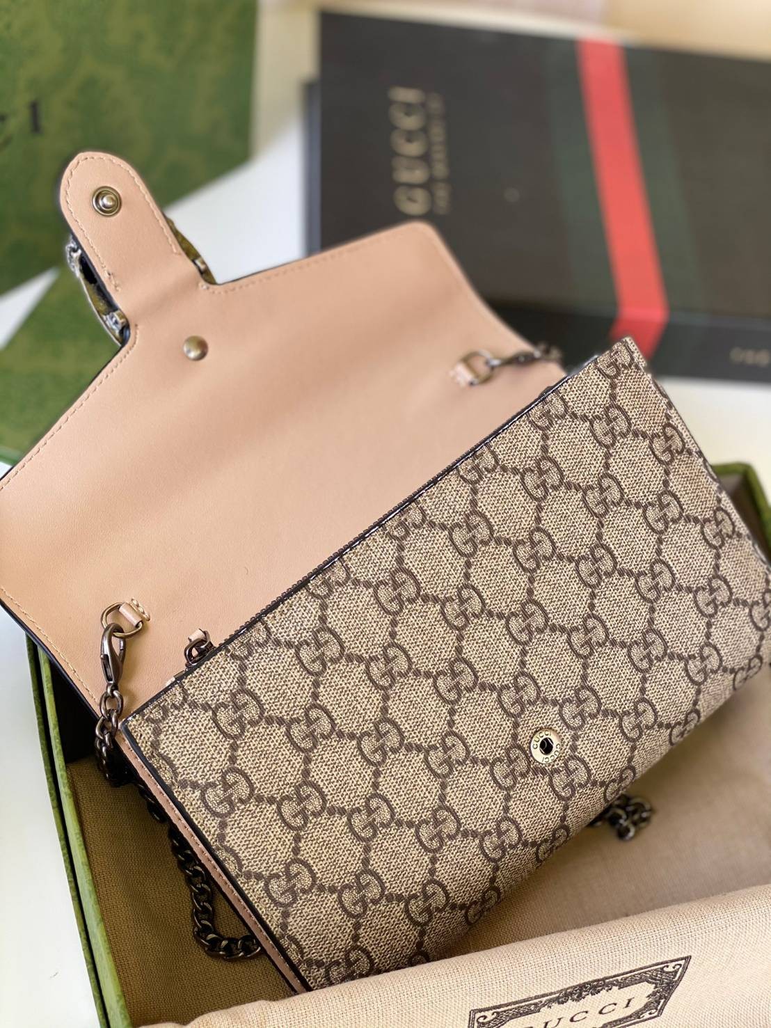 หนังแท้ GUCCI GG Supreme chain wallet / GG Supreme Mini Wallet Beige/ebony GG Supreme canvas พร้อมส่งที่ไทย กระเป๋าสตางค์ GG Supreme พร้อมสายโซ่พร้อมปิดเดือยหัวเสือ งานหนังแท้ทั้งใบ พร้อมส่งที่ไทย ภาพสินค้าถ่ายจากงานขายจริง ใช้งานต่างประเทศได้