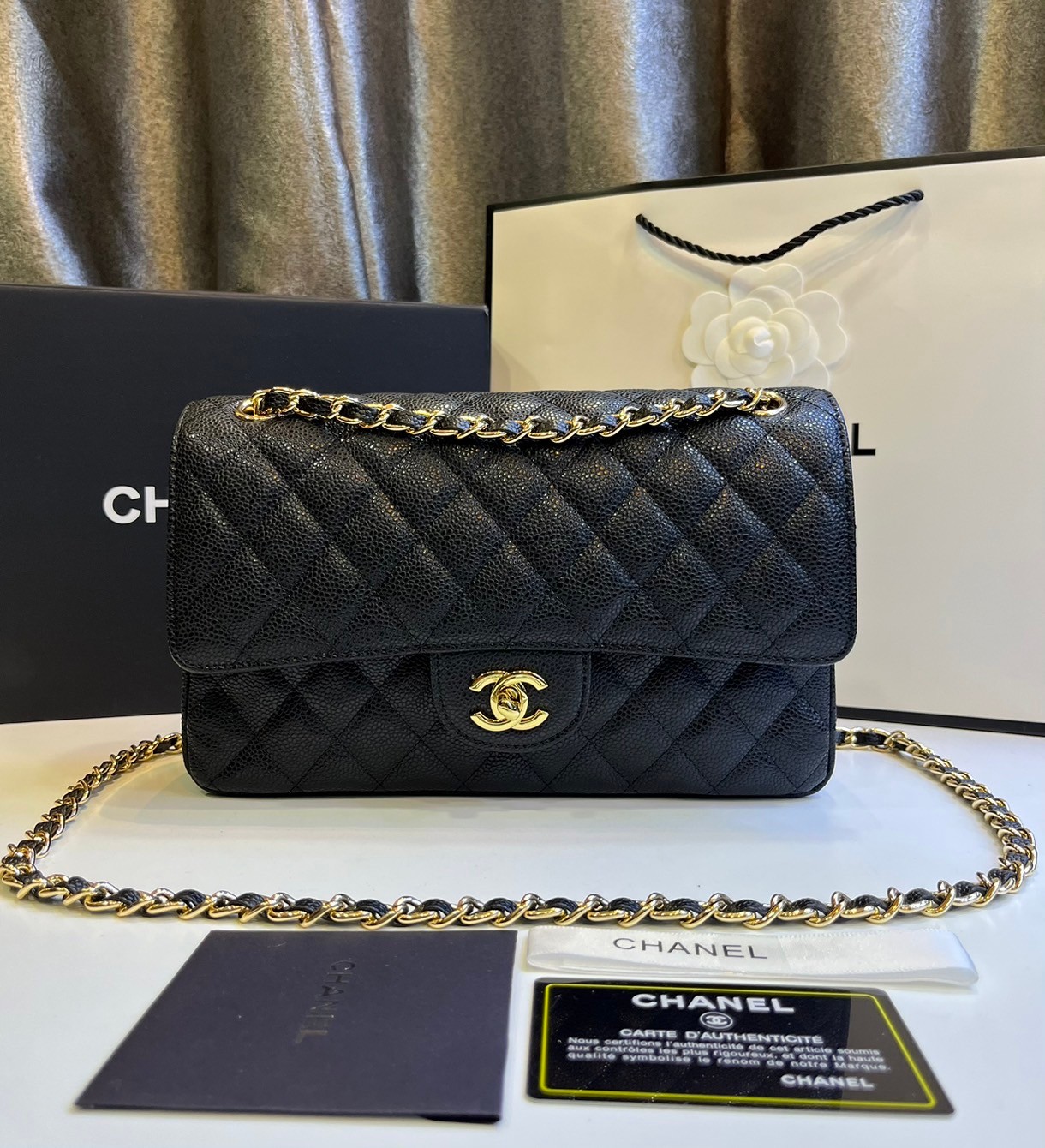 พร้อมส่งครบ 4 แบบ โทนสีดำคลาสสิก หนังคาเวียร์/หนังเรียบ อะไหล่เงิน/ทอง CHANEL Classic 25cm กระเป๋าสะพายรุ่นยอดนิยมเรียบหรู เกรดออริ 1:1 ใช้งานต่างประเทศได้
