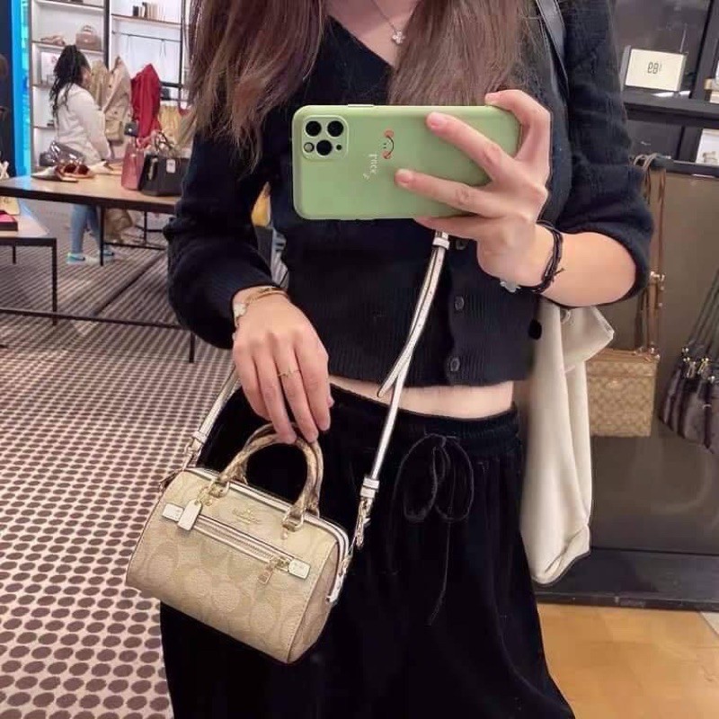 จิ๋วแต่แจ๋วไปเลยค่าา😘 COACH MICRO ROWAN CROSSBODY ((2300)) MINI พร้อมส่ง! บอกเลยสาวๆห้ามพลาด ใบจริงสวยมากๆค่ะ! กระเป๋าขนาดมินิๆ หนังCanvas ผสมหนังบายหูตรงหูหิ้วได้ลงตัวสวยวามมากๆเลยค่ะ//ด้านหน้ามีช่องซิปเล็กใส่เหรียญ เปิดปิดช่องหลักแบบซิป ภายในใส่