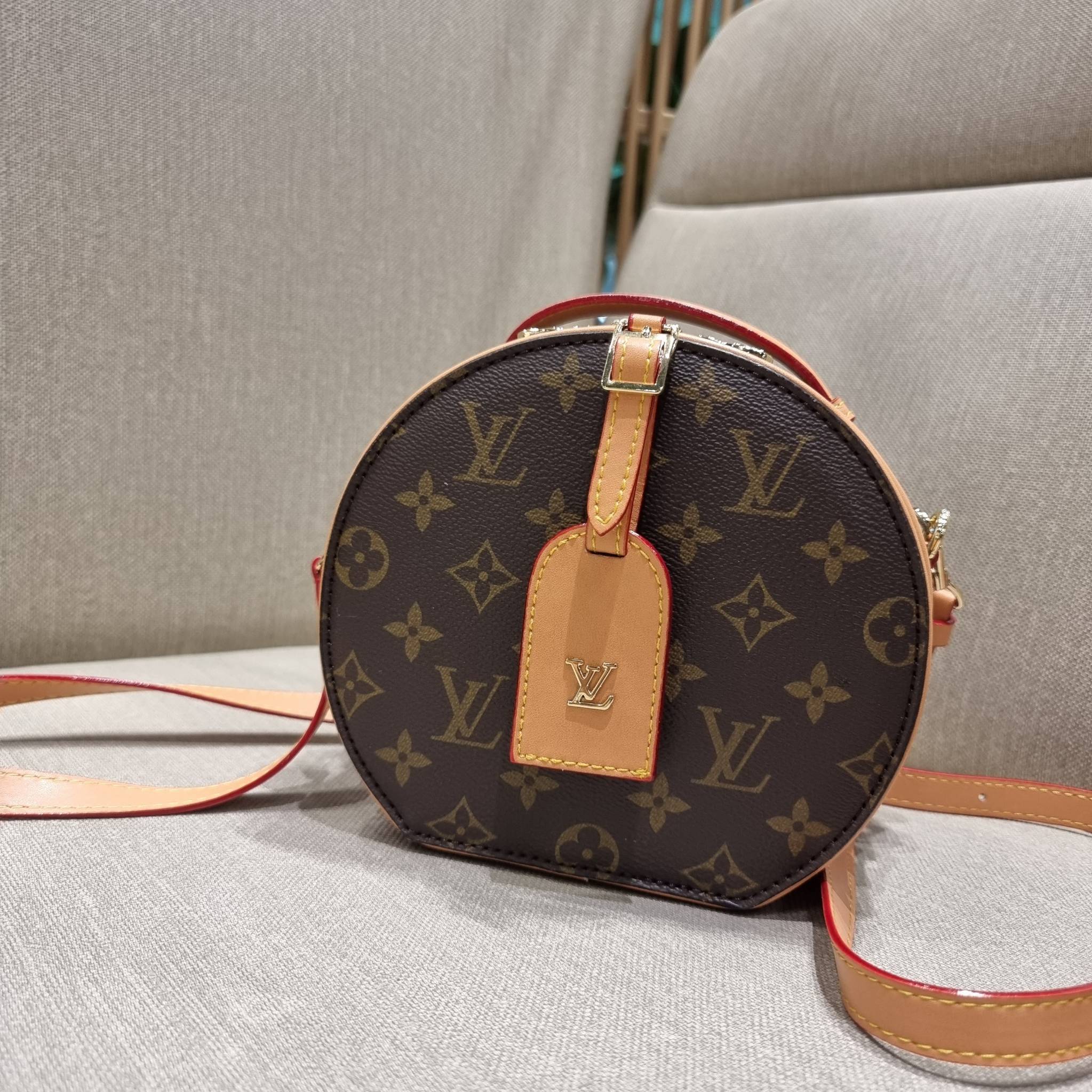 LV CROSSBODY ROUND BAG / LV BOITE CHAPEAU สุดยอดของรุ่นที่ฮิตตลอด กระเป๋าสะพาย สวยอยู่ทรง ผู้ดีมากๆ วัสดุหนังแคนวาสคุณภาพ โดดเด่นด้วยรูปทรงเอกลักษณ์ มาพร้อมแท็กหนังห้อย เพิ่มความแพงไปอีก เปิด-ปิดด้วยซิป ภายในเป็นช่องโล่ง สวยไปอีกหนึ่ง มีสายสะพายครอสให้ ปร