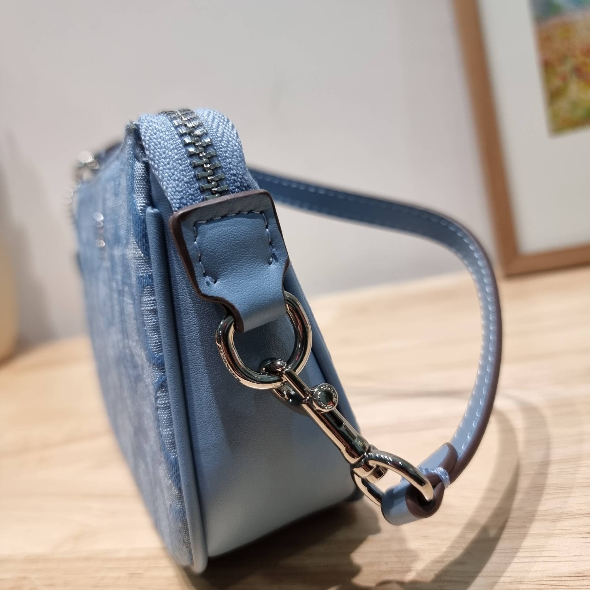 COACH Nolita 15 In Signature Chambray CI027 พร้อมส่ง คอลเลคชั่นใหม่ น่ารักน่าใช้ ในสไตล์คลาสสิค กระเป๋าทรงพอชขนาดมินิ สาวๆเห็นใบจริง ยังไงก็ต้องหลงรักไอเท็มนี้แน่นอนจ้า