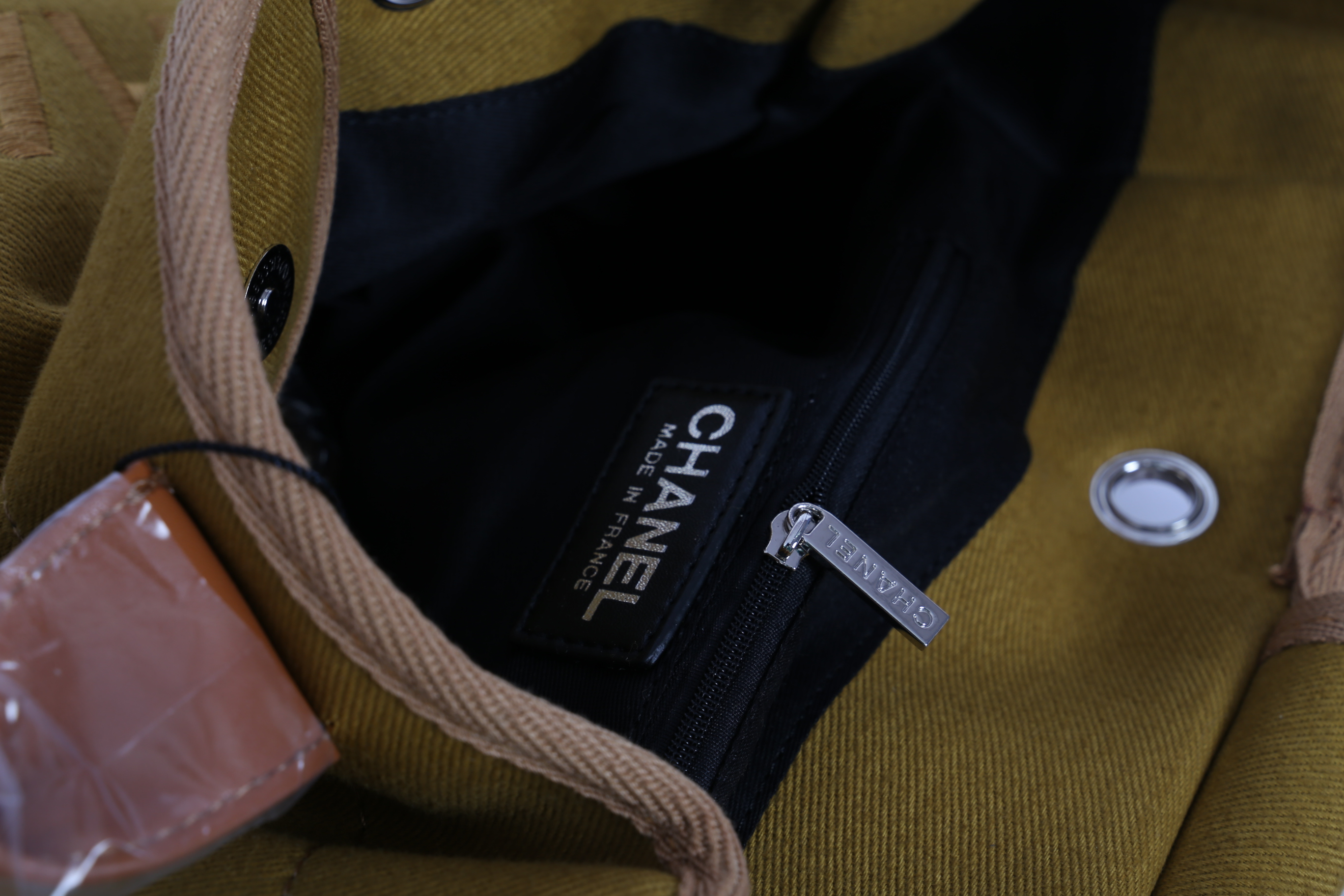 Chanel Tote canvas premium gift จากแบรนด์ Chanel กระเป๋าสะพาย Chanel Tote canvas โลโก้ปัก กระเป๋า ทรง Tote ผ้า canvas เนื้อหนาอย่างดี มีซับใน ด้านหน้าปักโลโก้แบรนด์หรู **จุดเด่นที่ หูจับมี 2 แบบคือ แบบสายหนัง และ โซ่ สามารถ สะพายไหล่ได้คะ ใบใหญุจุของคุ้ม